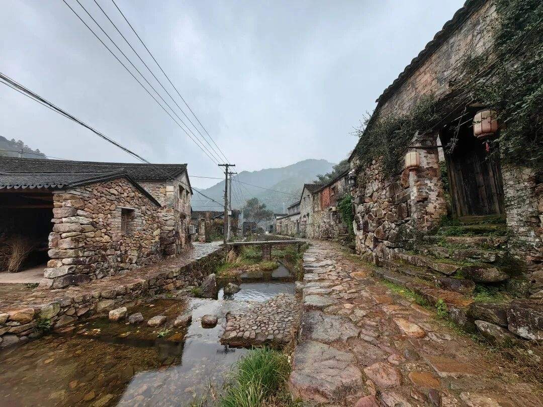 临海小芝胜坑古村:八百年石屋群落里的影视叙事密码(图1) 临海小芝胜坑古村:八百年石屋群落里的影视叙事密码(图1)