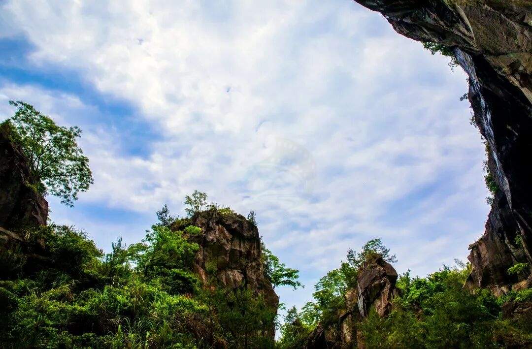 台州影视外景探地:温岭城东街道萧南村皇洞天——岩壁褶皱里的“奇幻叙事盒”(图1) 台州影视外景探地:温岭城东街道萧南村皇洞天——岩壁褶皱里的“奇幻叙事盒”(图1)