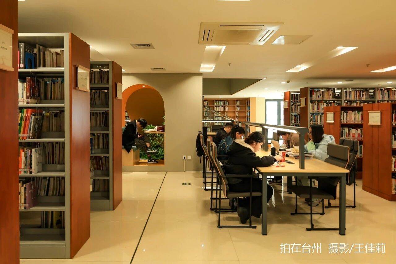 台州路桥这个国家一级图书馆，拍剧不用搭景(图2)