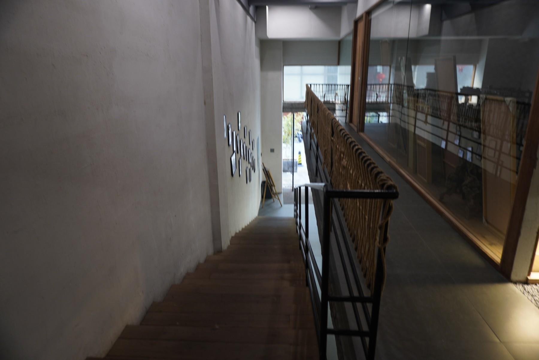 路桥古玩城陶冶屋书法馆：绳梯与墨香的影视文艺空间(图2)