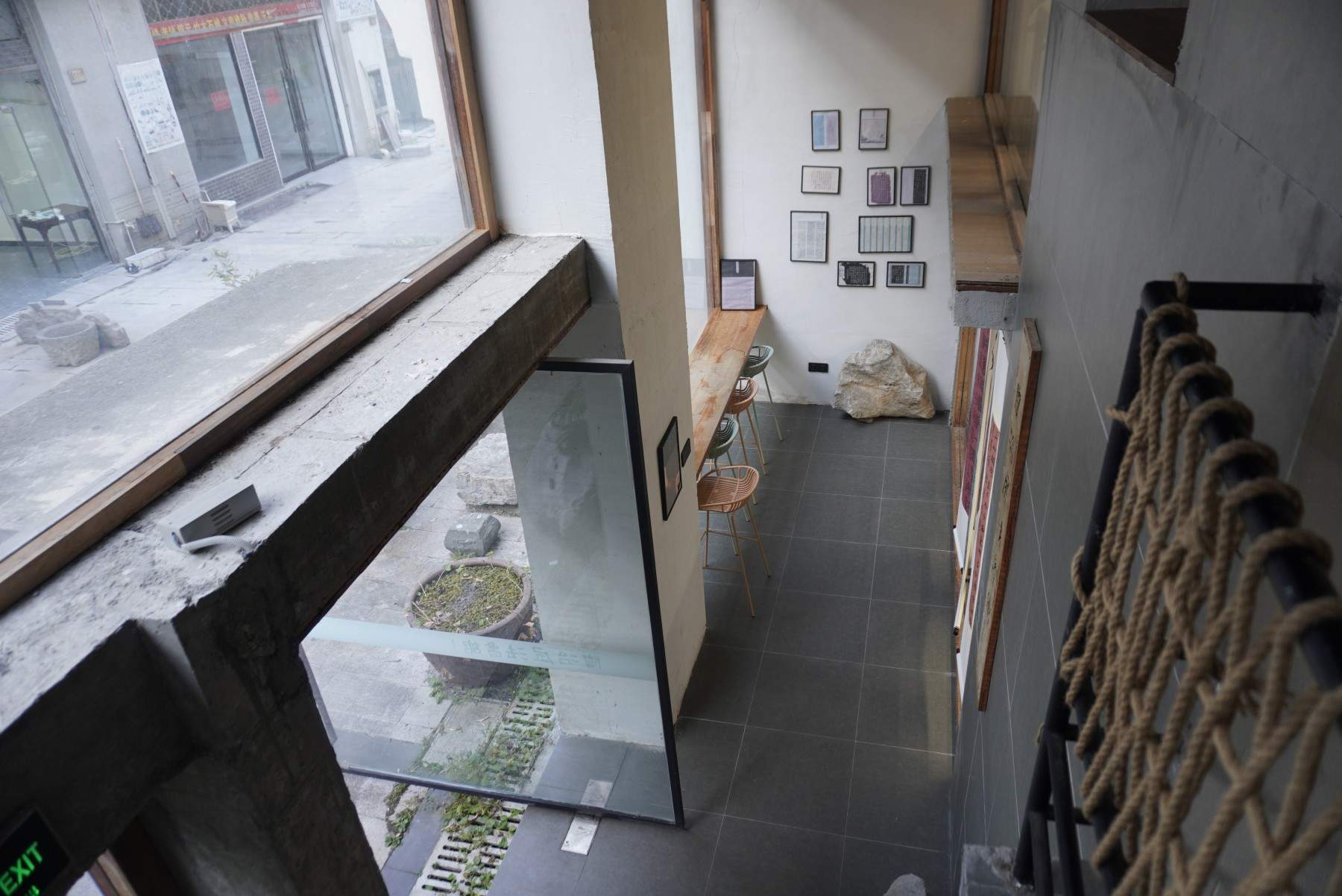 路桥古玩城陶冶屋书法馆：绳梯与墨香的影视文艺空间(图5)