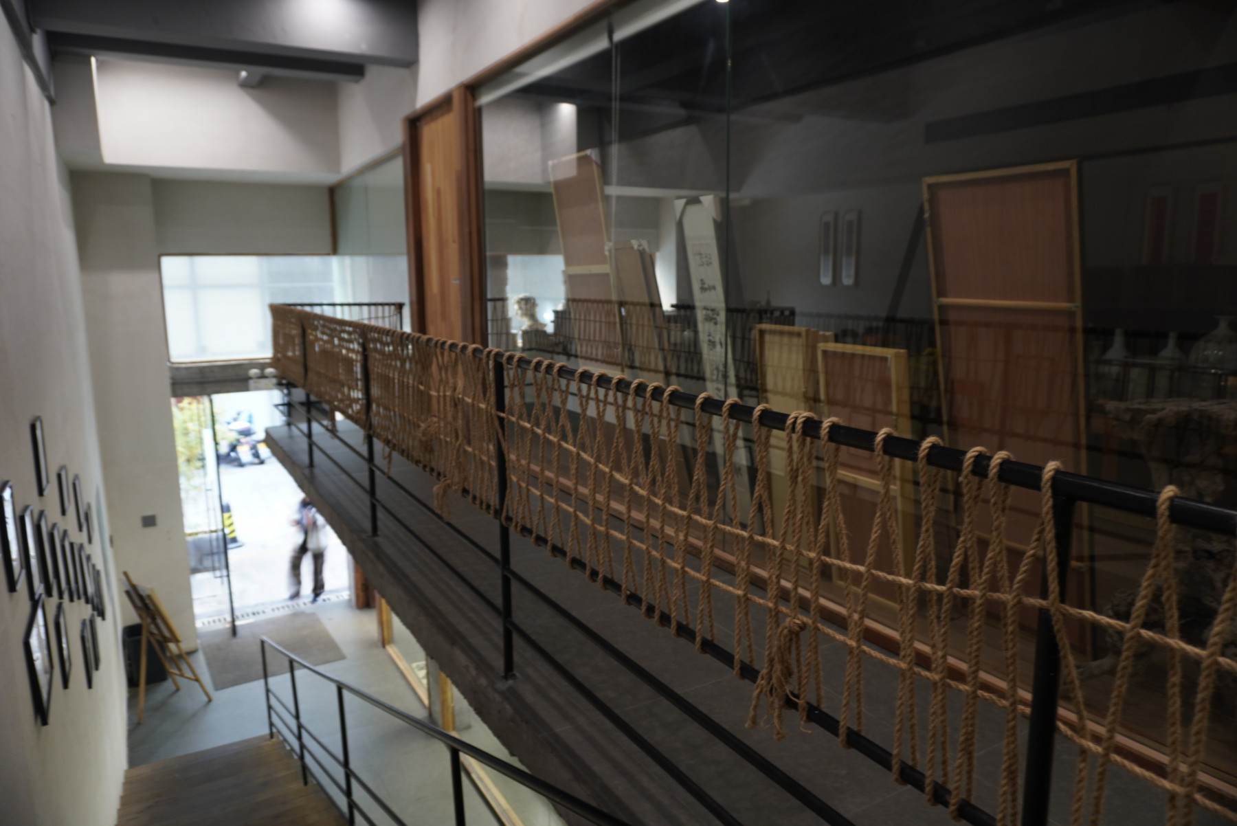 路桥古玩城陶冶屋书法馆：绳梯与墨香的影视文艺空间(图3)