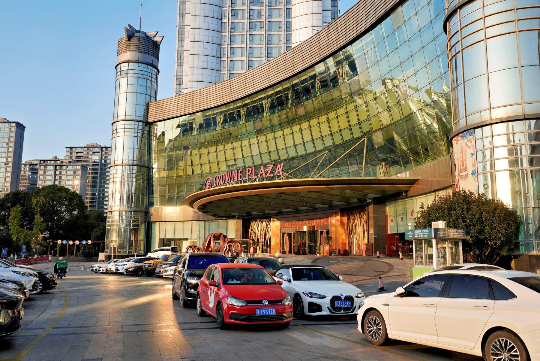 台州皇冠假日酒店：路桥核心区高端商务影视外景(图1)