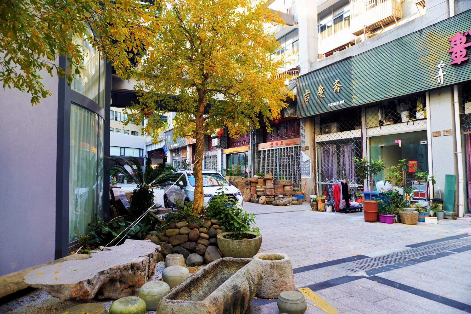 路桥古玩城:商圈核心的“古今交融”影视道具库(图9) 路桥古玩城:商圈核心的“古今交融”影视道具库(图11)