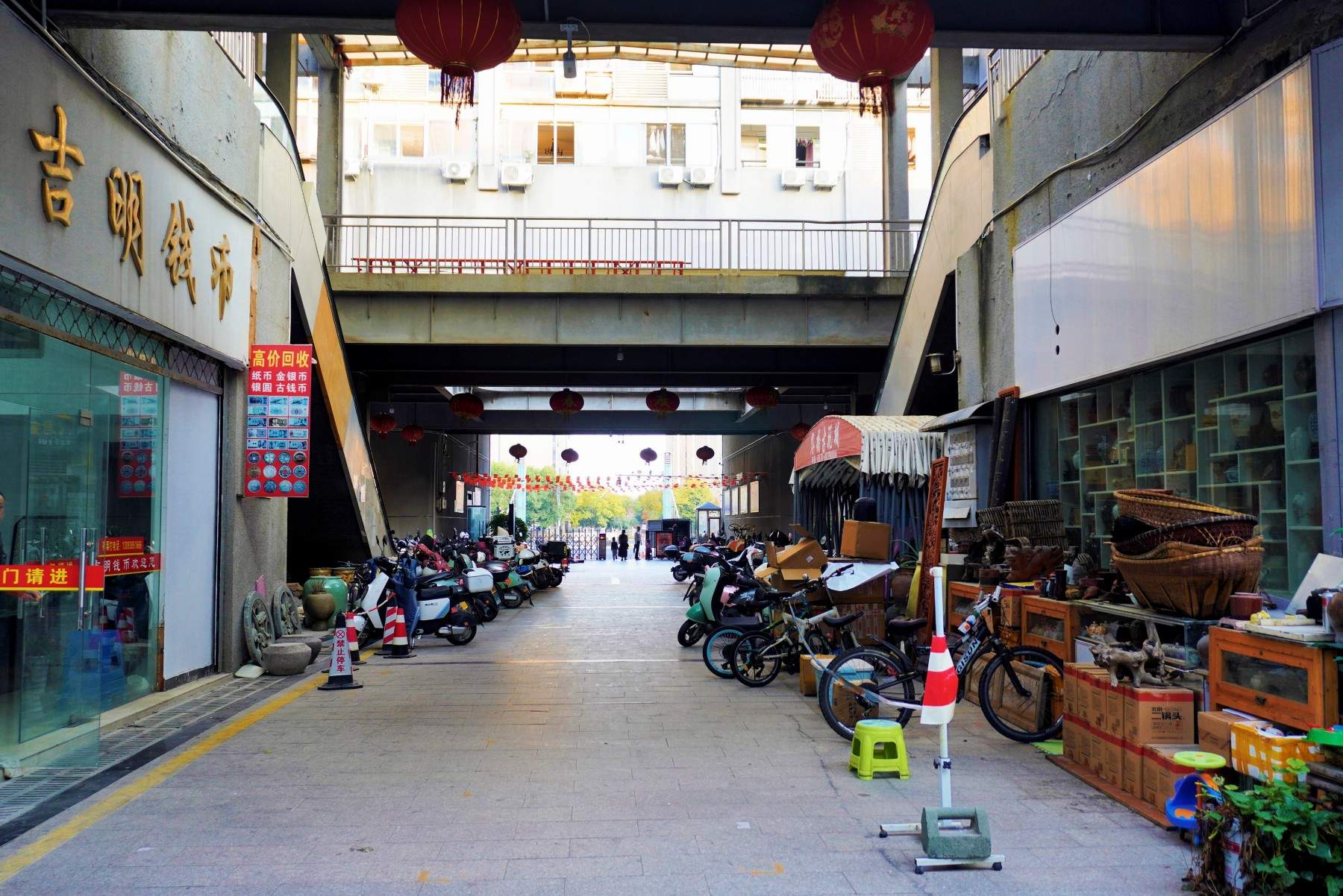 路桥古玩城:商圈核心的“古今交融”影视道具库(图10) 路桥古玩城:商圈核心的“古今交融”影视道具库(图10)