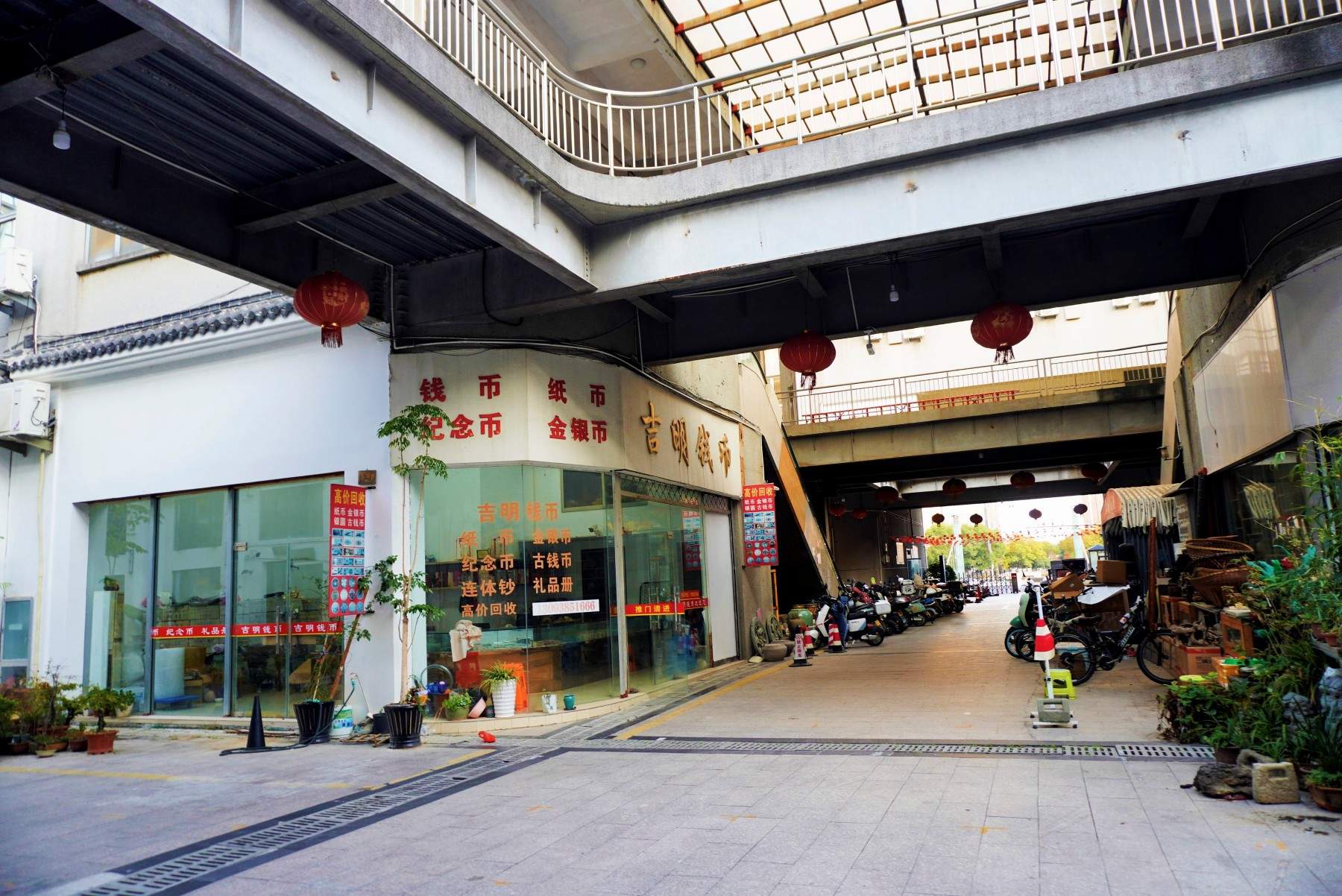 路桥古玩城:商圈核心的“古今交融”影视道具库(图8) 路桥古玩城:商圈核心的“古今交融”影视道具库(图8)