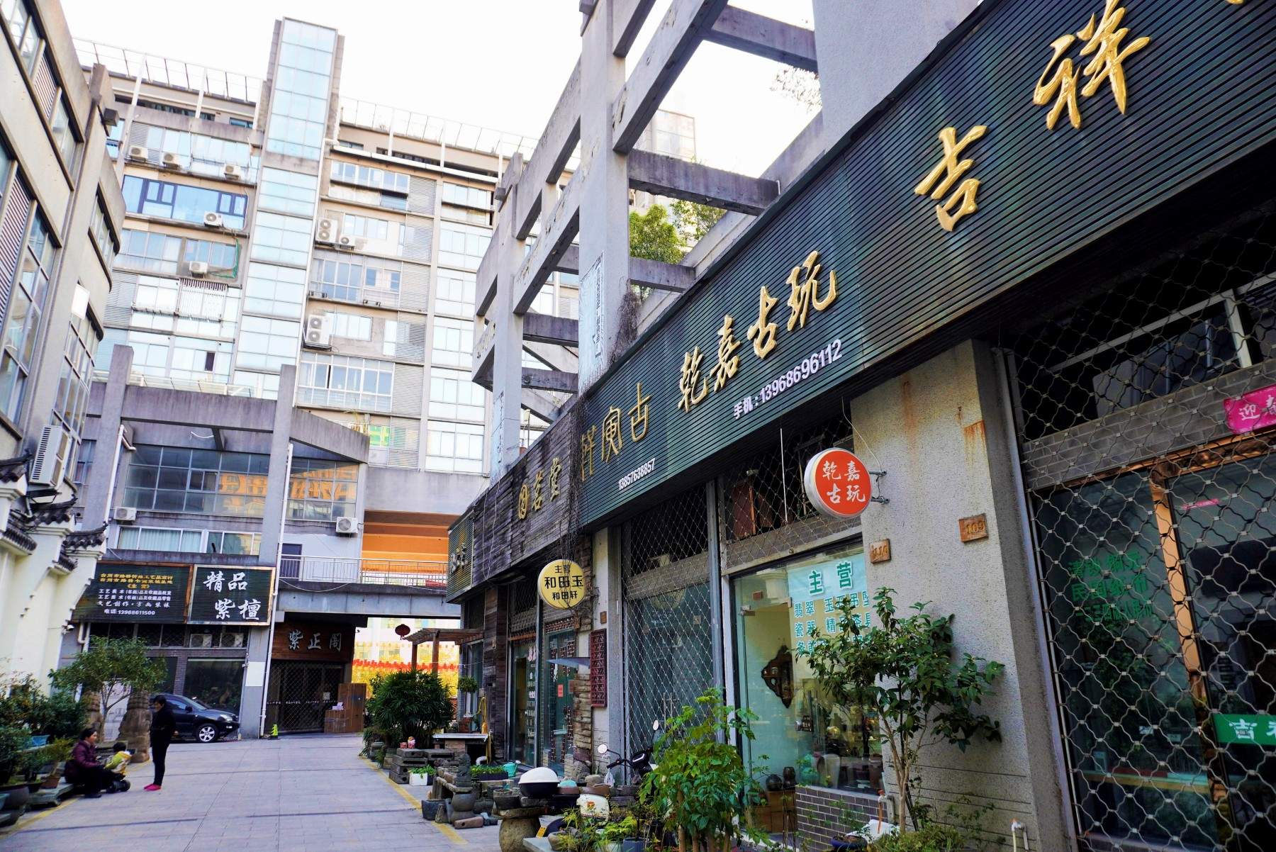 路桥古玩城:商圈核心的“古今交融”影视道具库(图7) 路桥古玩城:商圈核心的“古今交融”影视道具库(图7)