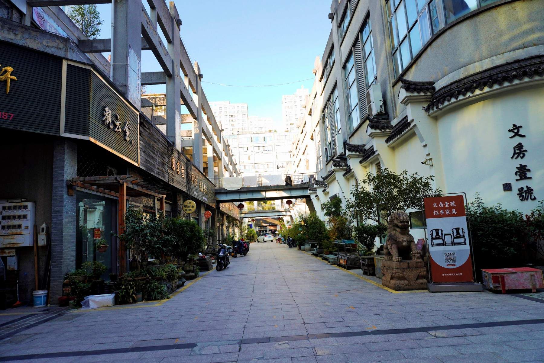 路桥古玩城:商圈核心的“古今交融”影视道具库(图2) 路桥古玩城:商圈核心的“古今交融”影视道具库(图2)