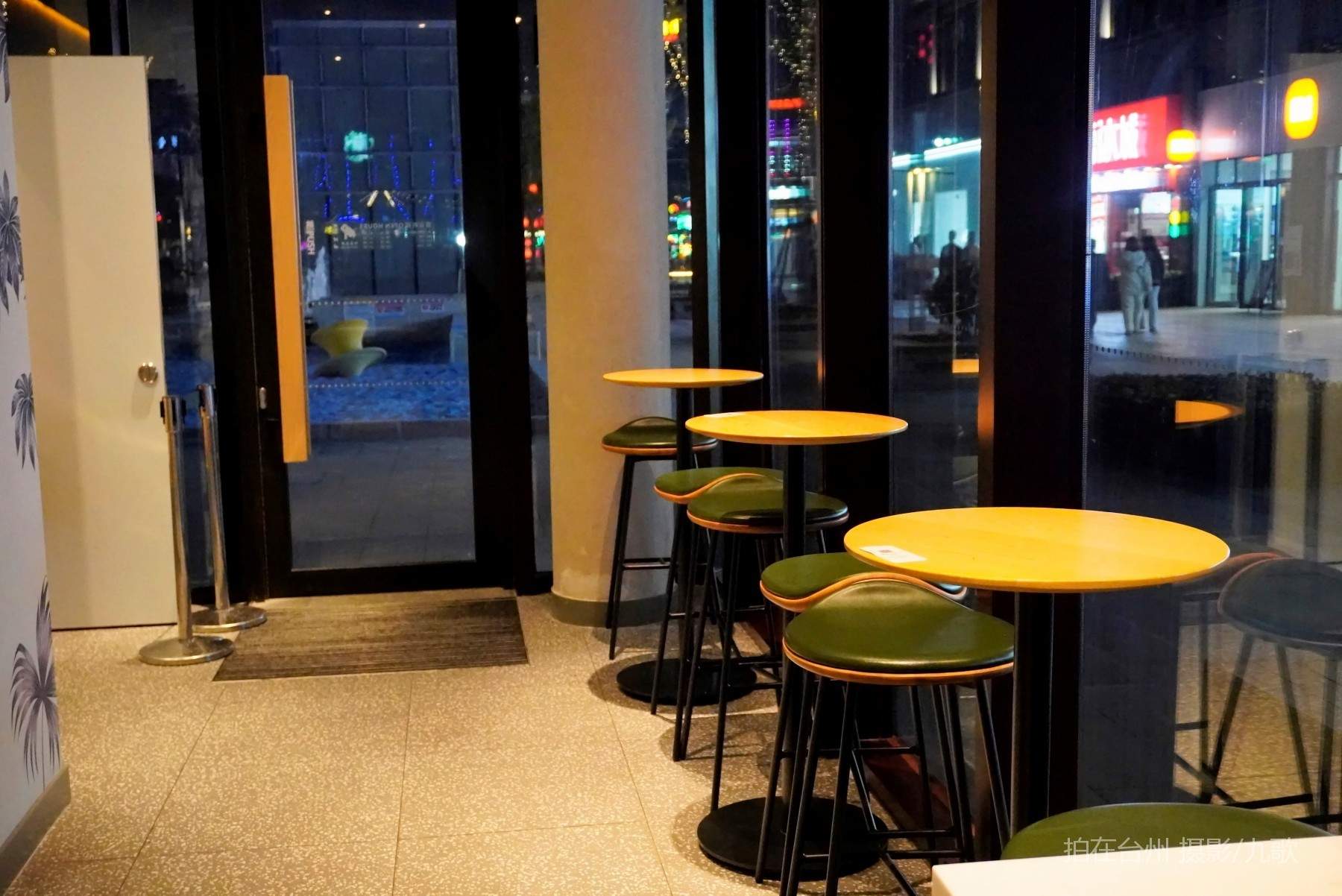 星巴克台州路桥店：都市微短剧的梦幻取景地(图10)