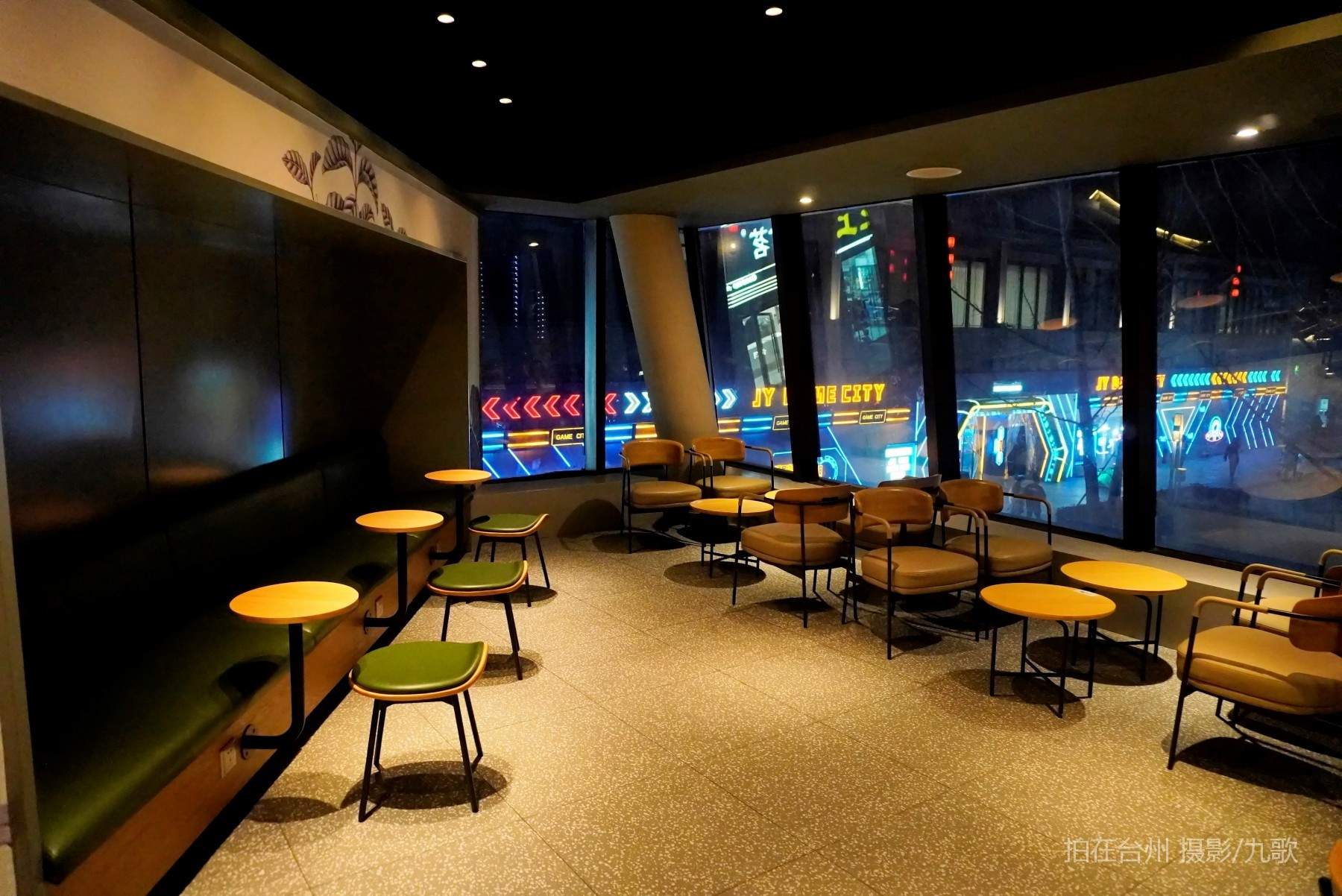 星巴克台州路桥店：都市微短剧的梦幻取景地(图5)