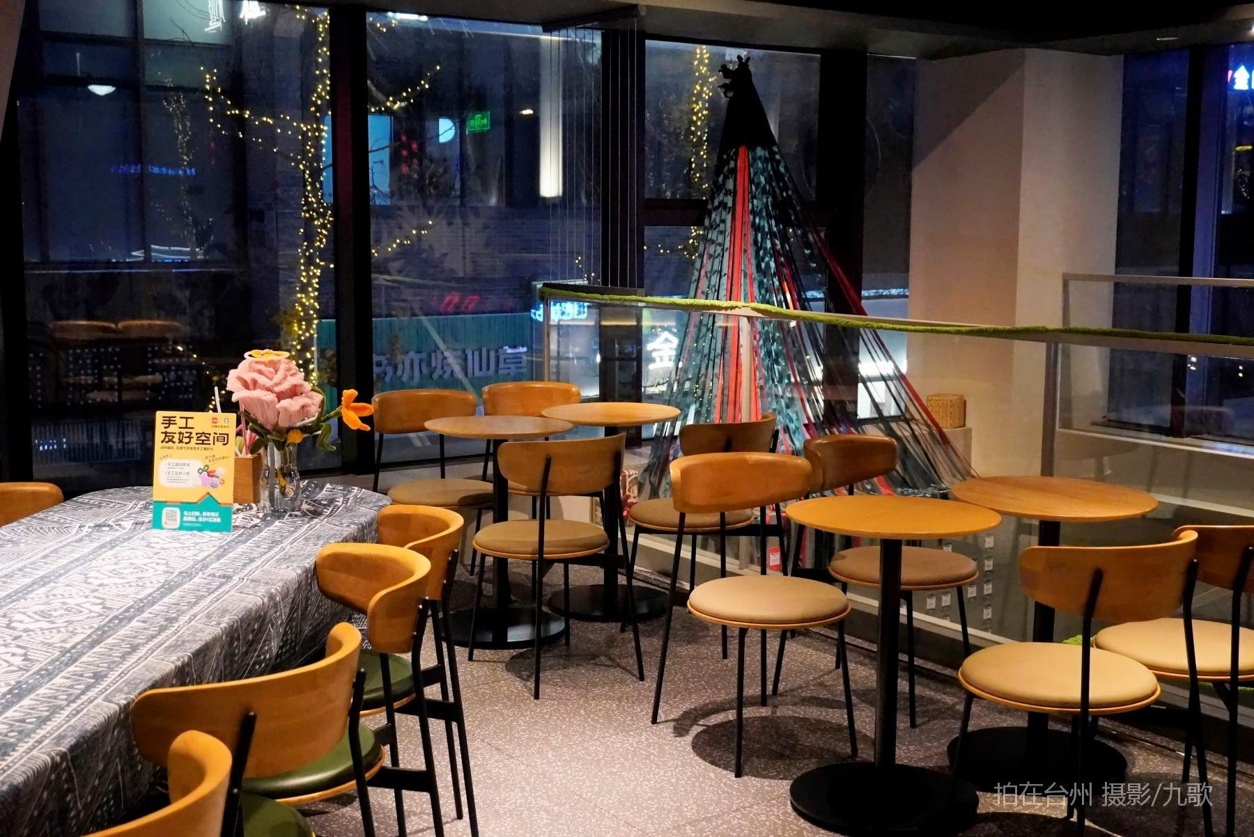 星巴克台州路桥店：都市微短剧的梦幻取景地(图4)