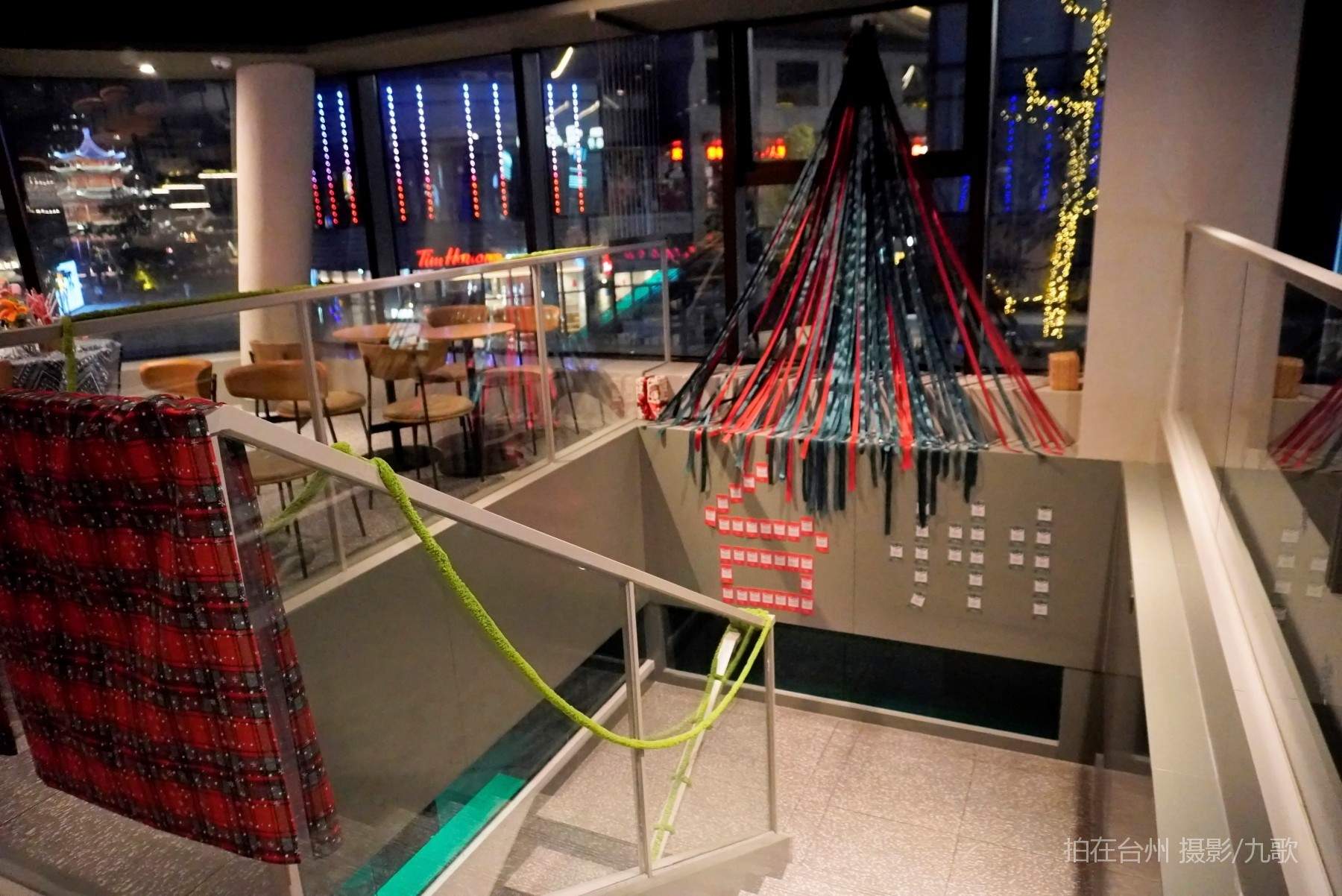 星巴克台州路桥店：都市微短剧的梦幻取景地(图2)