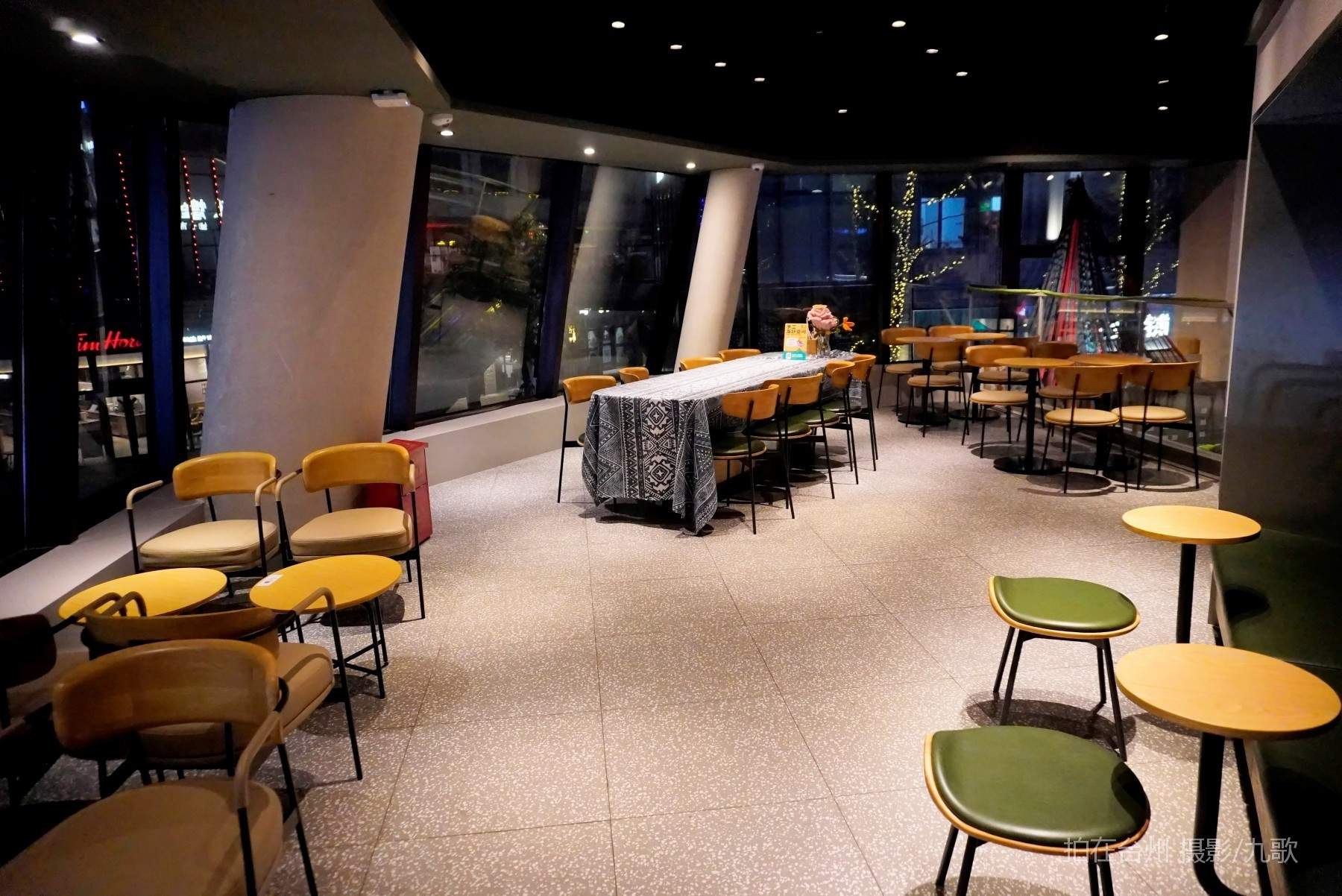 星巴克台州路桥店：都市微短剧的梦幻取景地(图3)