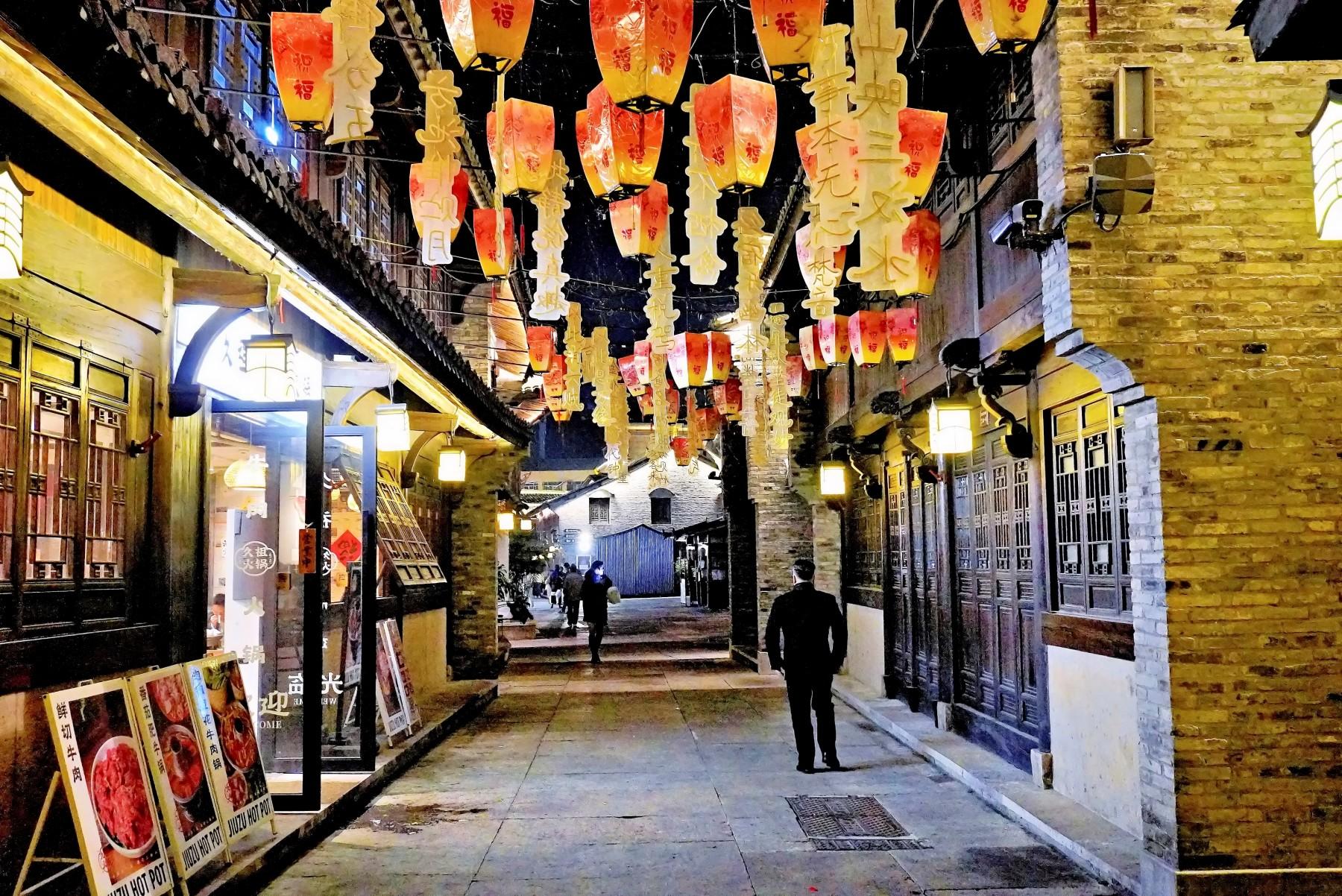 路桥十里长街夜景：微短剧里的古韵华章(图2)