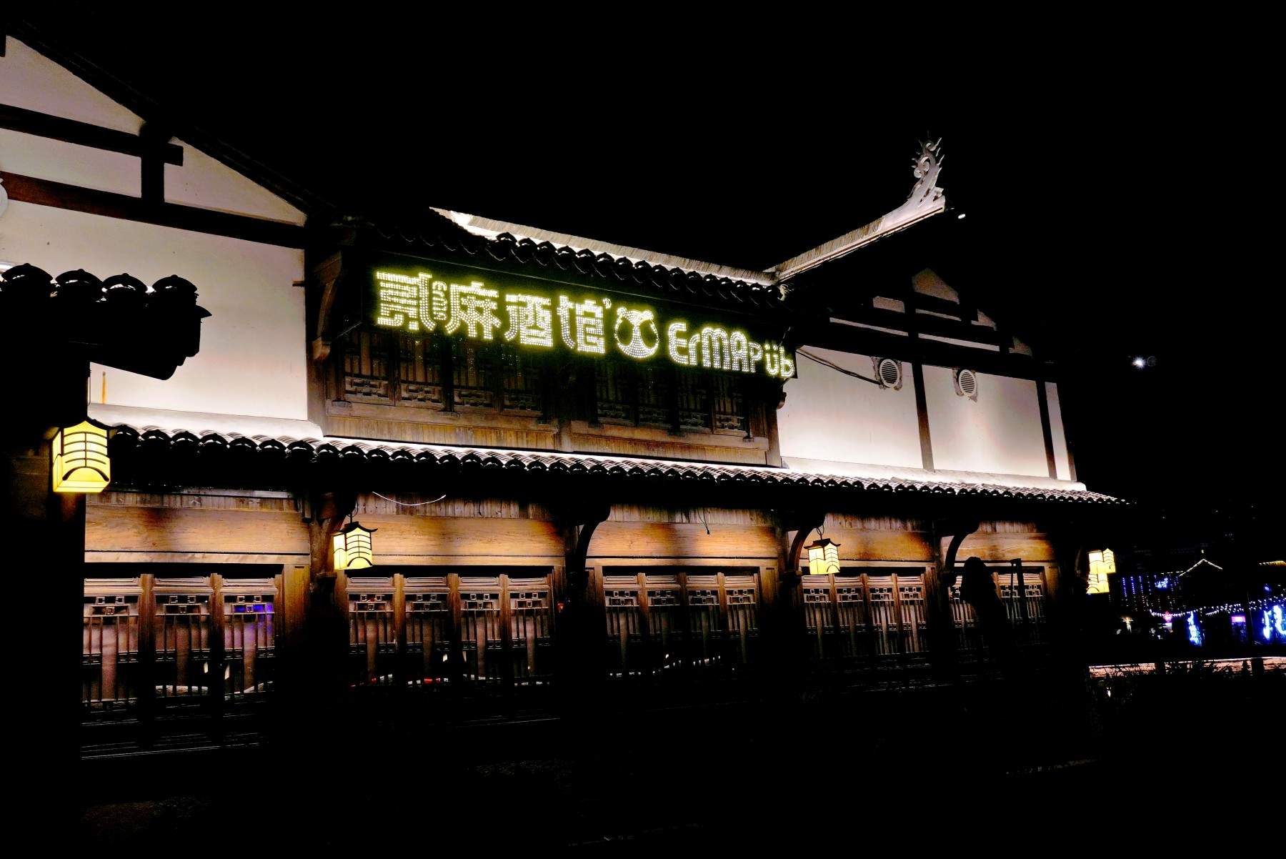 路桥十里长街二麻酒馆：微短剧的别样风情拍摄地