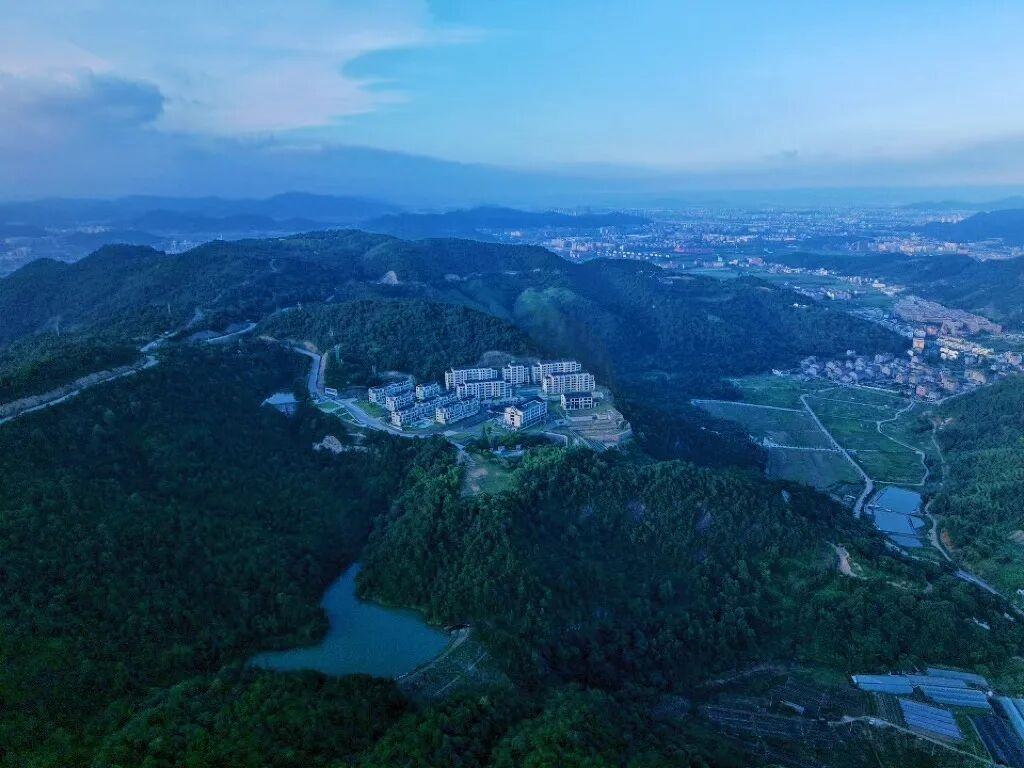 温岭喜樾山：方山脚下的“生活感影视场景矩阵” ——从仙侠山林到都市度假，每一寸空间都藏着“可拍的生活”(图2)