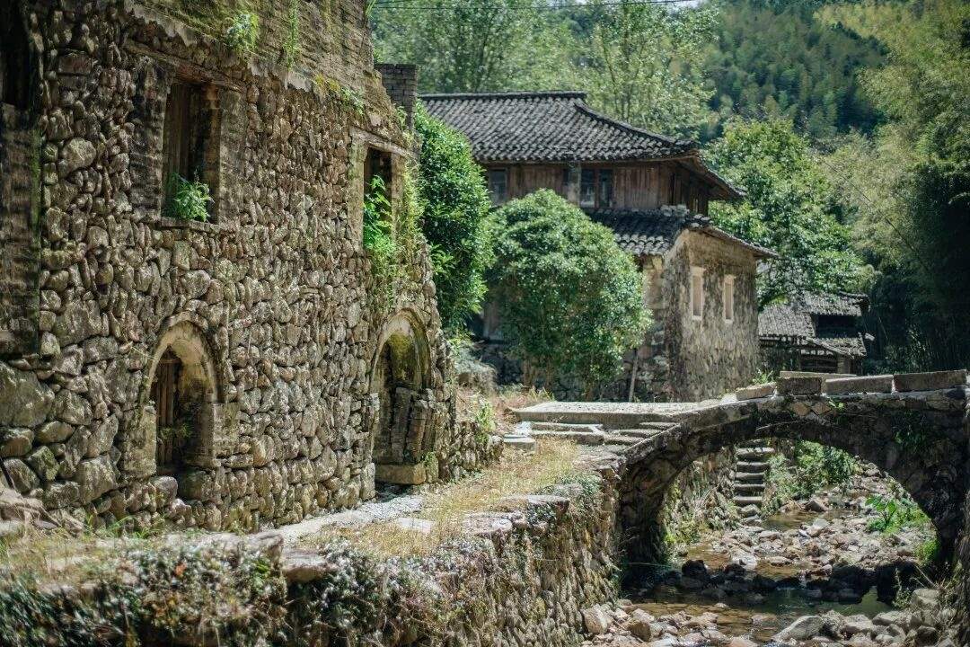 临海尤溪平坑・灰坑古村|明末廊房+康熙石拱，天然外景的“时光片场”(图1)