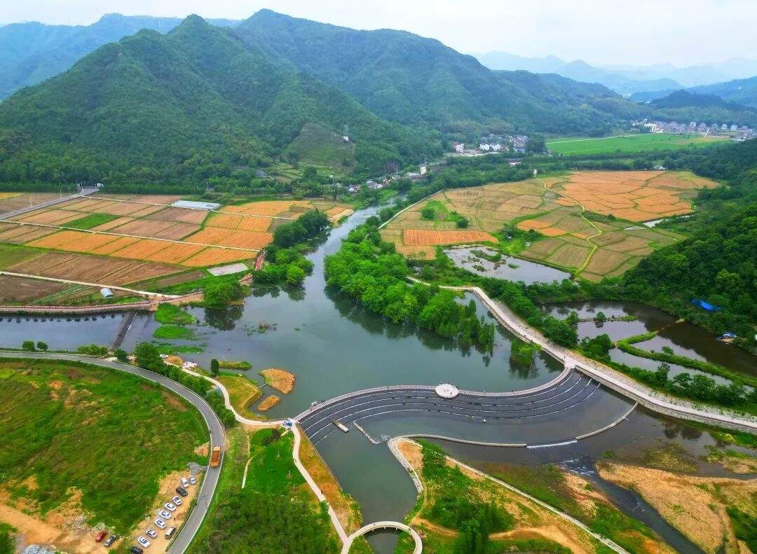 临海小芝溪下网红坝:“水韵+乡野”双buff的影视场景富矿(图1) 临海小芝溪下网红坝:“水韵+乡野”双buff的影视场景富矿(图1)