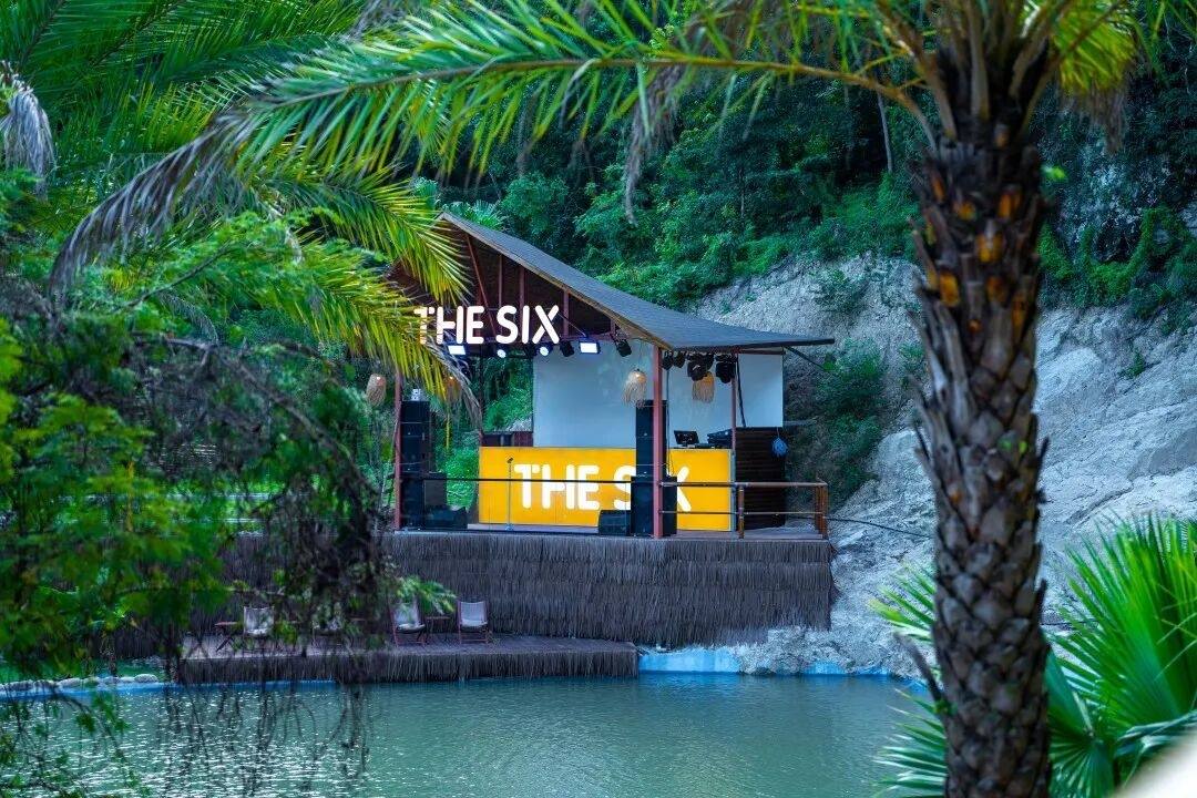 玉环“THE SIX”咖啡馆：瀑布雨林间的影视造梦场，沙滩和瀑布共鸣(图2)