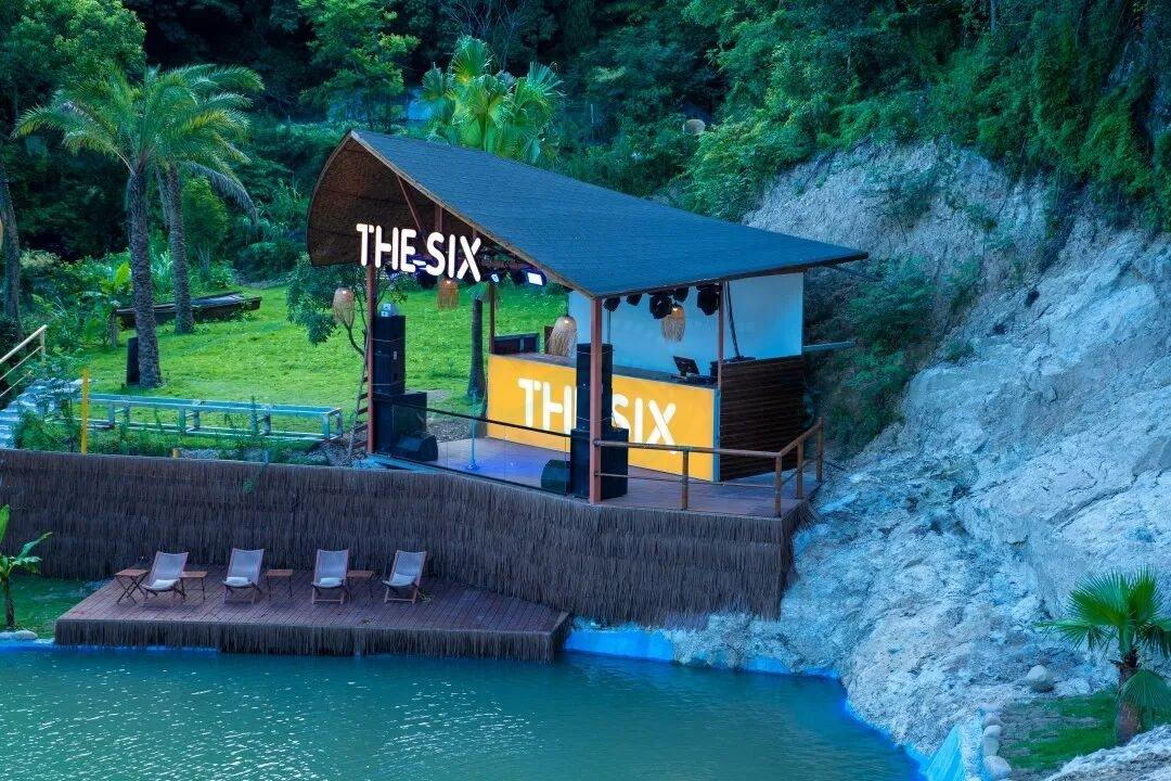 玉环“THE SIX”咖啡馆：瀑布雨林间的影视造梦场，沙滩和瀑布共鸣(图8)