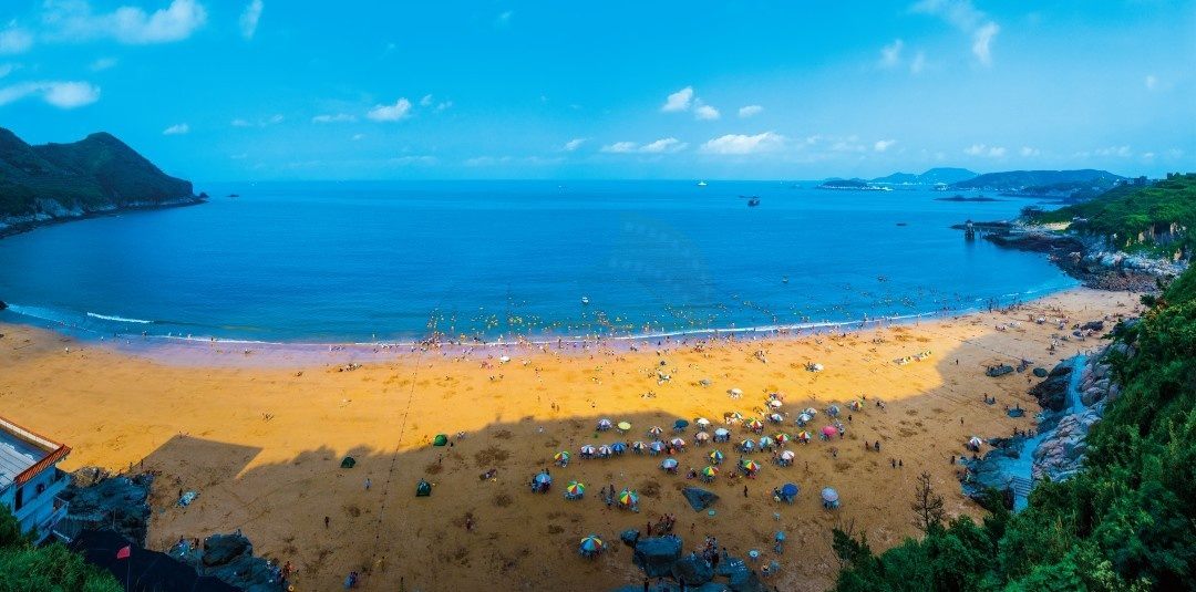 温岭松门洞下沙滩：浪涌沙鸣间的“山海光影片场”