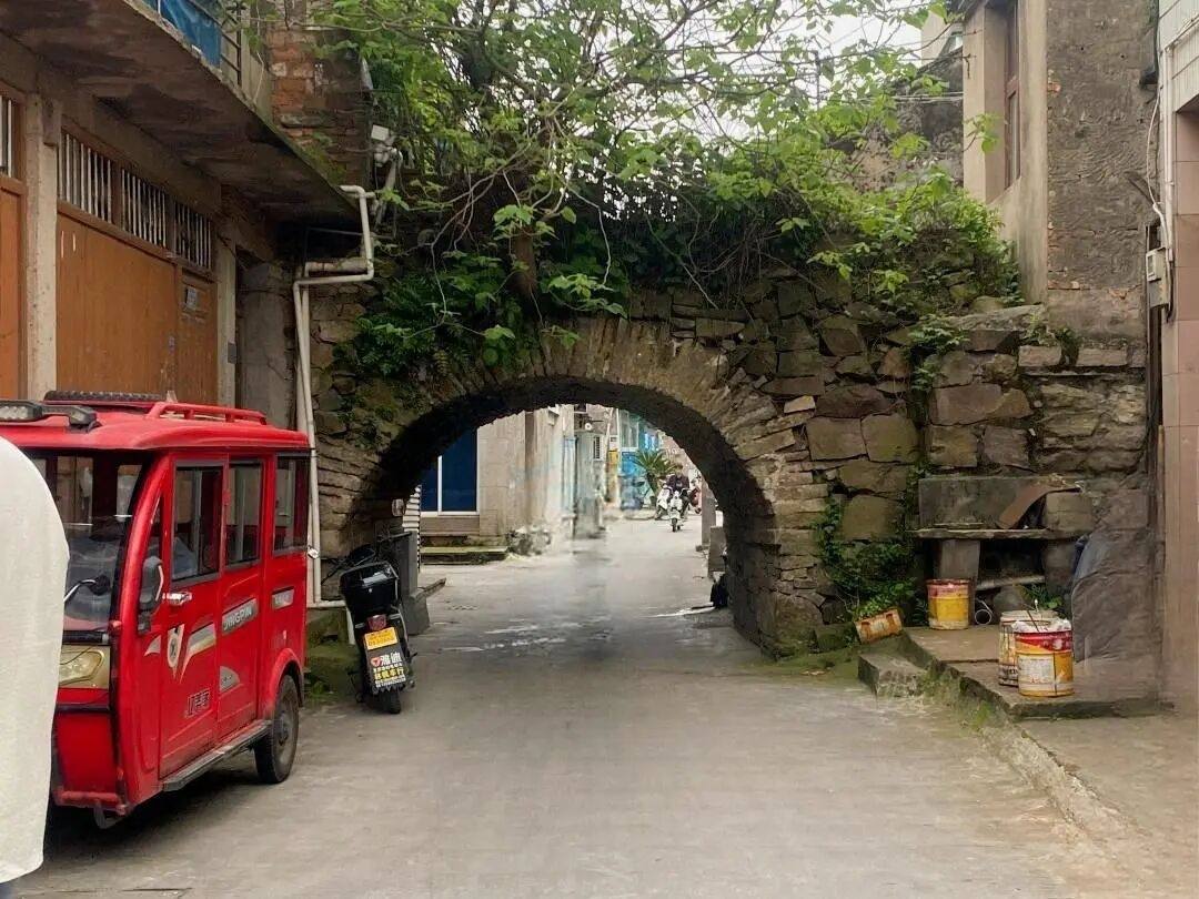 :影视取景地|松门老街:把“商贸古韵”焊在镜头里,800字解锁市井拍法(图8) 温岭影视取景地|松门老街:把“商贸古韵”焊在镜头里,800字解锁市井拍法(图7)