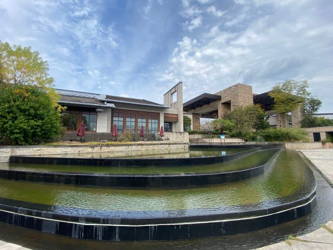 仙居神仙居游客中心：山水灵韵与建筑美学交织的影视