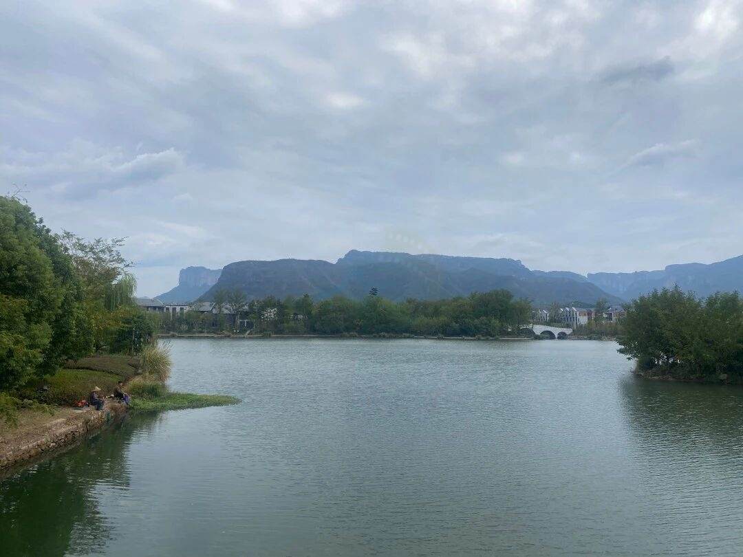 仙居神仙居游客中心：山水灵韵与建筑美学交织的影视外景新坐标(图1)