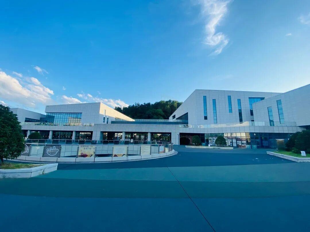 仙居图书馆：文墨里的“影视知识客厅”(图1)