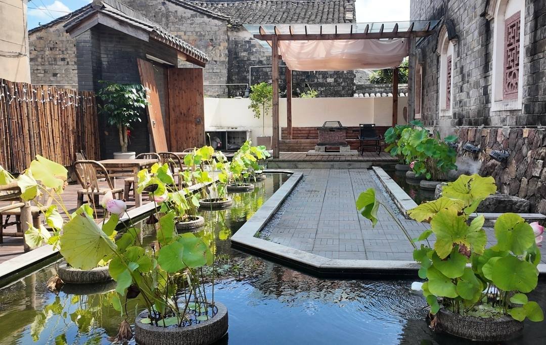 红旅基因里的诗意栖居：亭旁老公社民宿，为影视织就