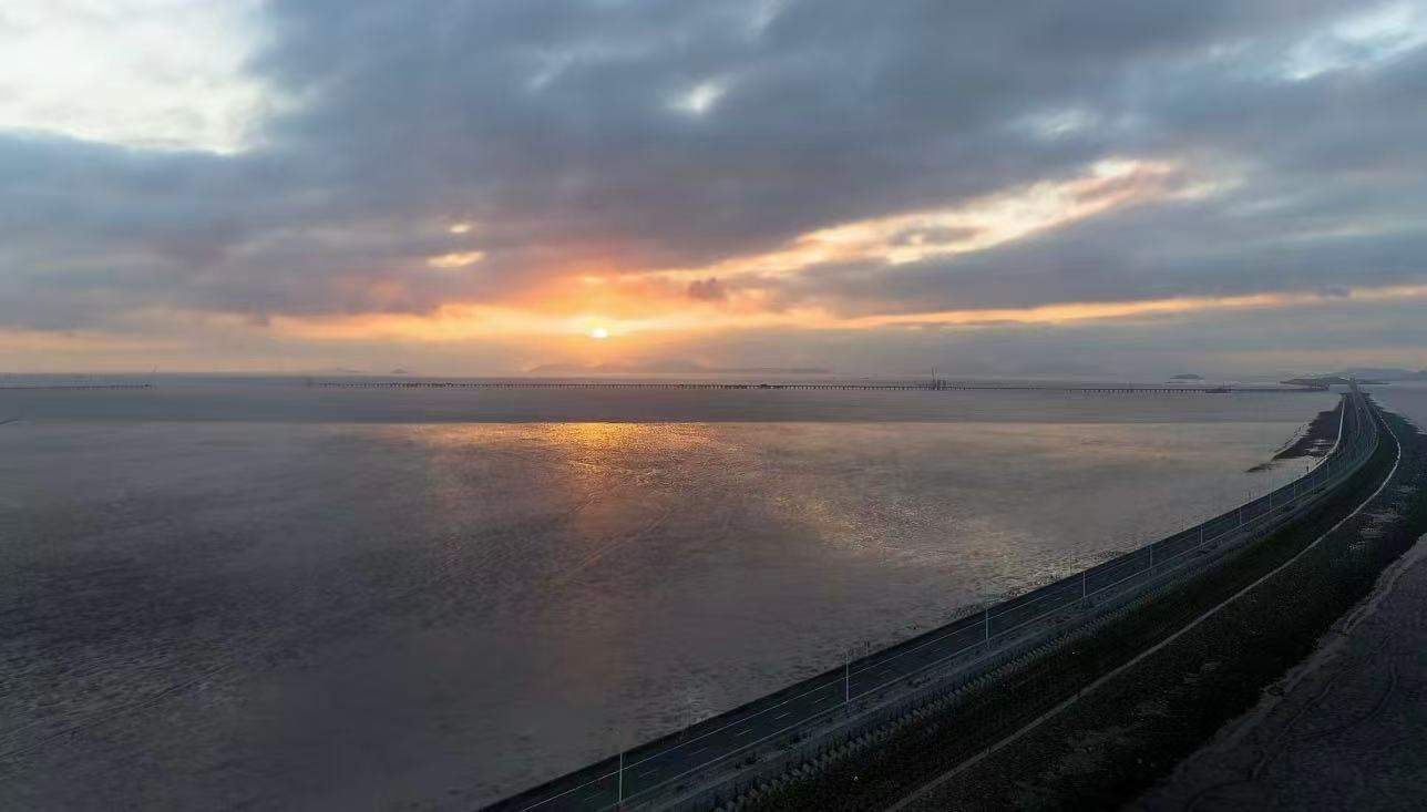 临海上盘头门港跨海大桥的朝霞/日出日落/