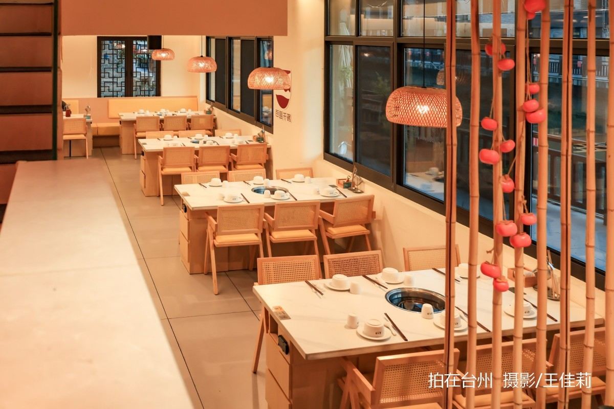 姜九作姜汤火锅餐厅:台州地方美食题材影视拍摄的暖调核心点位(图3) 姜九作姜汤火锅餐厅:台州地方美食题材影视拍摄的暖调核心点位(图3)