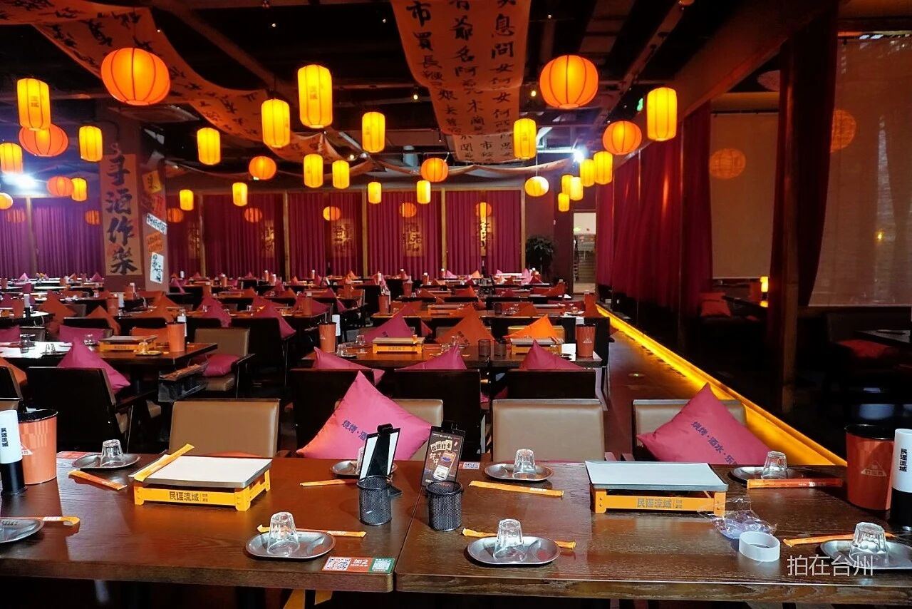 民谣流域烧烤酒馆(台州现代天地店)——音乐社交影视拍摄基地 餐饮(图2) 民谣流域烧烤酒馆(台州现代天地店)——音乐社交影视拍摄基地 餐饮(图2)