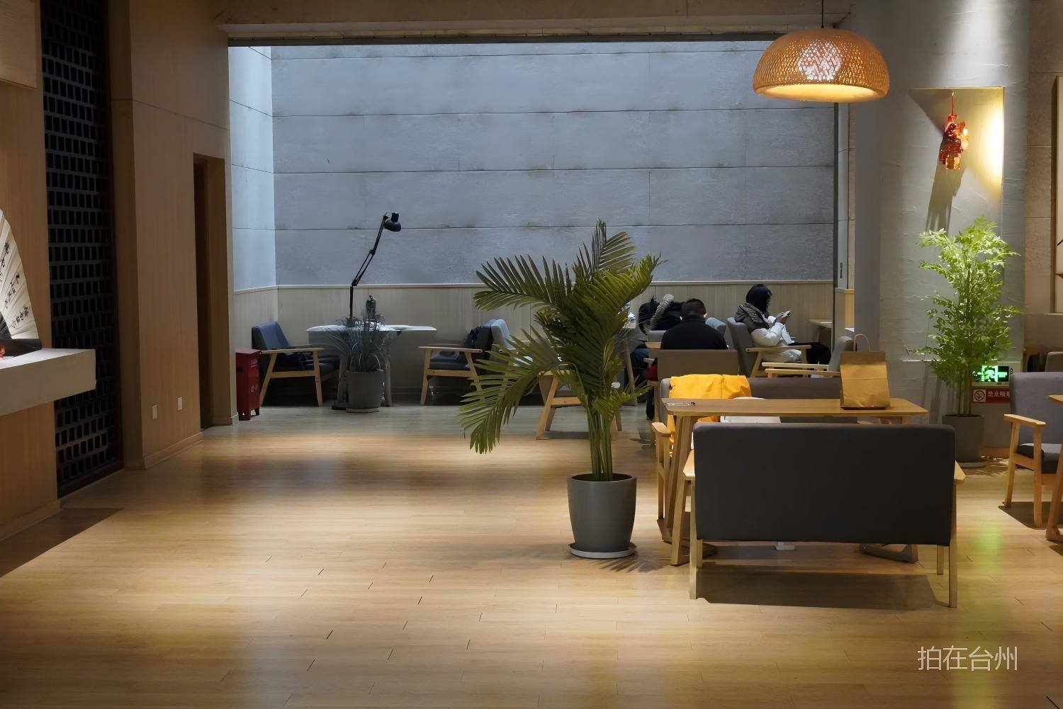 台州市图书馆内上和下睳休闲茶室小超市(图4) 台州市图书馆内上和下睳休闲茶室小超市(图4)