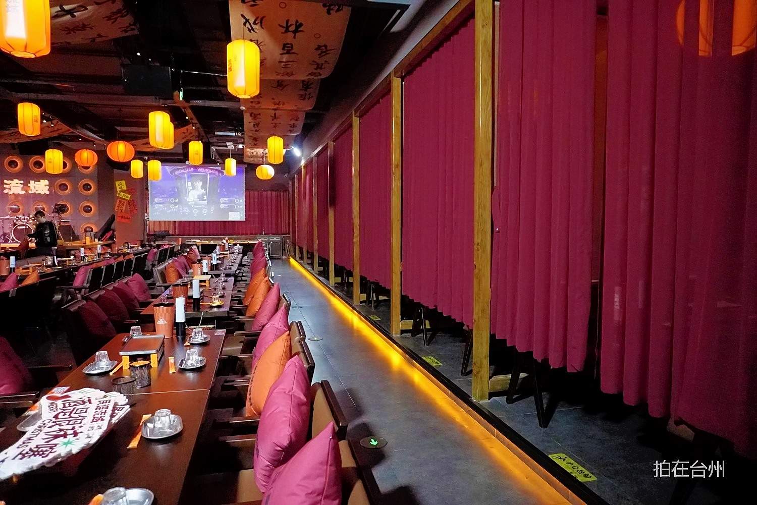 民谣流域烧烤酒馆(台州现代天地店)——音乐社交影视拍摄基地 餐饮(图8) 民谣流域烧烤酒馆(台州现代天地店)——音乐社交影视拍摄基地 餐饮(图8)