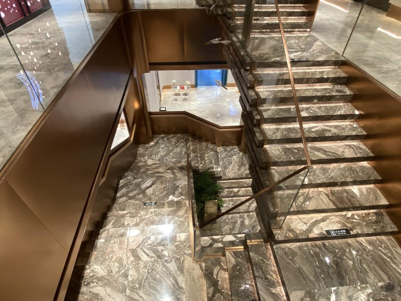 麦拉唯尔:1 幢楼解锁 6 大微短剧风格,一站式满足取景需求/酒店办公(图44) 麦拉唯尔:1 幢楼解锁 6 大微短剧风格,一站式满足取景需求/酒店办公(图44)