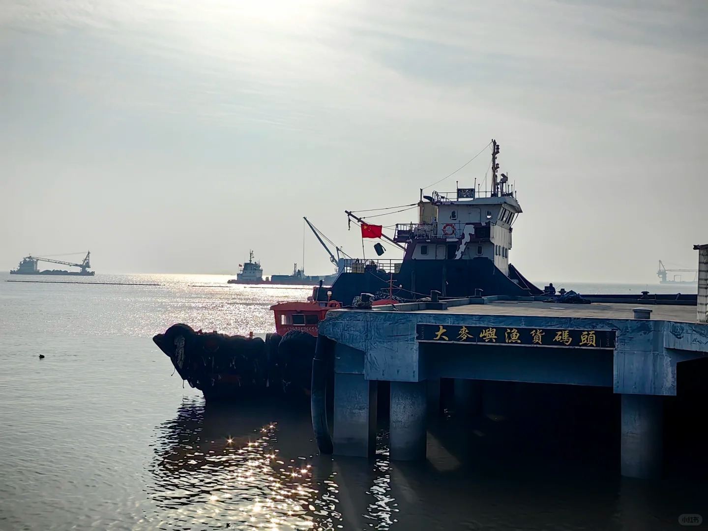 玉环大麦屿渔货码头 灯塔/工业/渔船/龙门吊(图1)