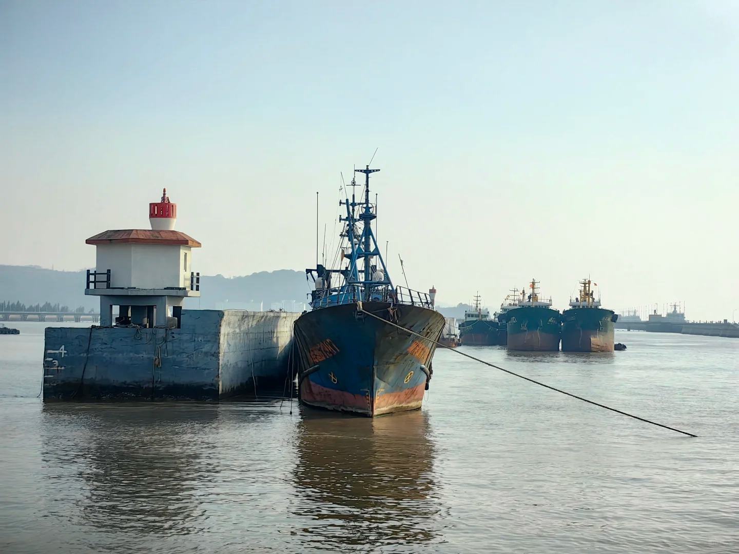 玉环大麦屿渔货码头 灯塔/工业/渔船/龙门吊(图3)