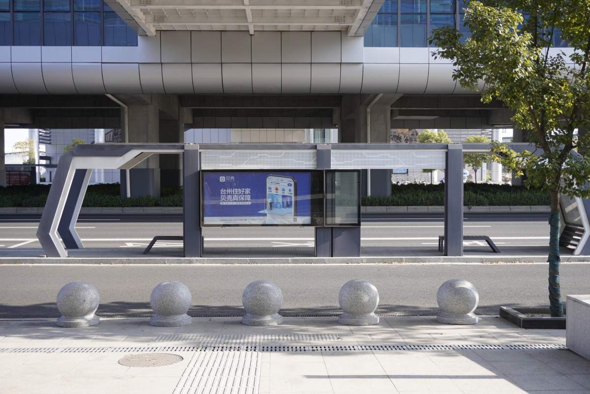 台州银泰城门口台州轻轨国博中心站和公交车站（银泰门口）(图2)