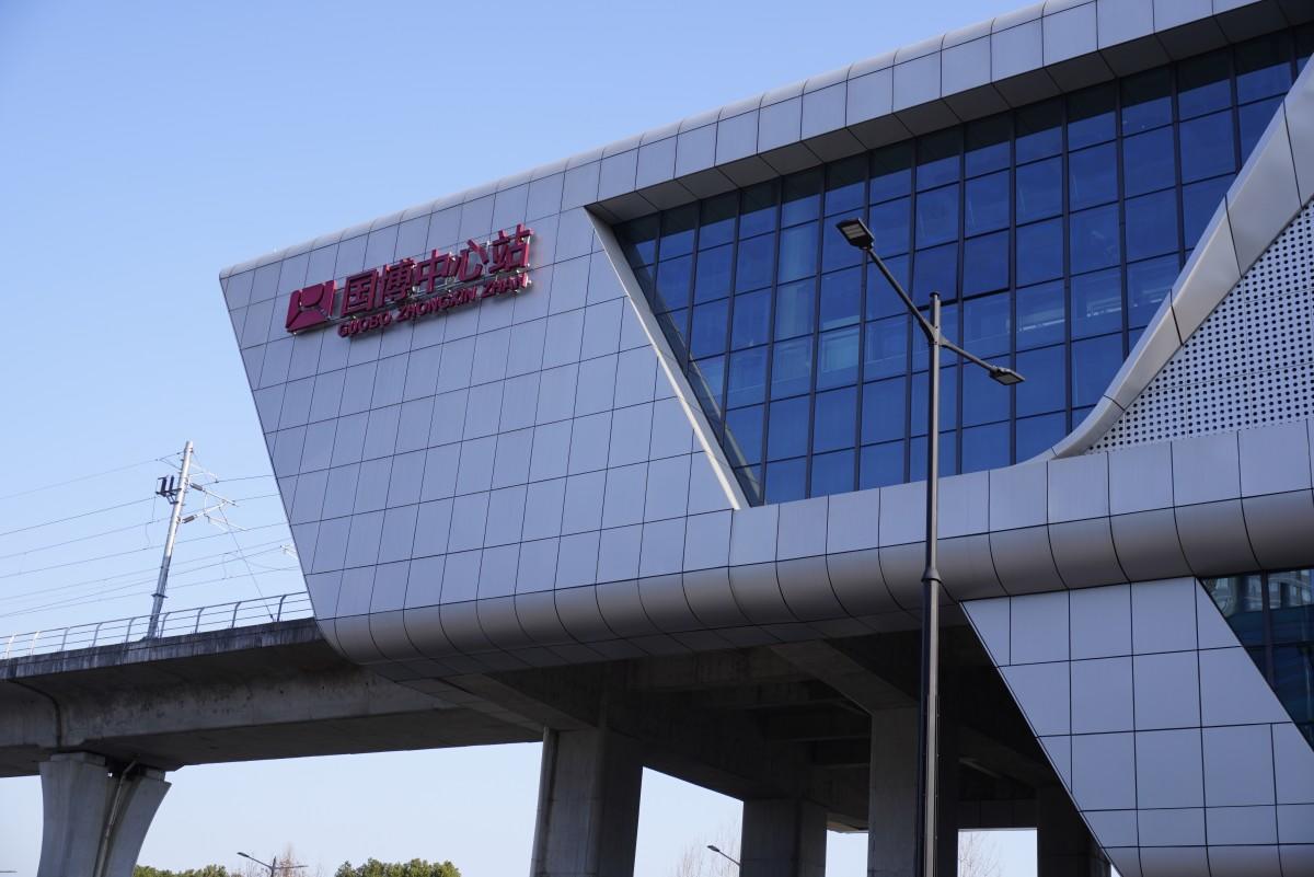 台州银泰城门口台州轻轨国博中心站和公交车站（银泰门口）(图1)