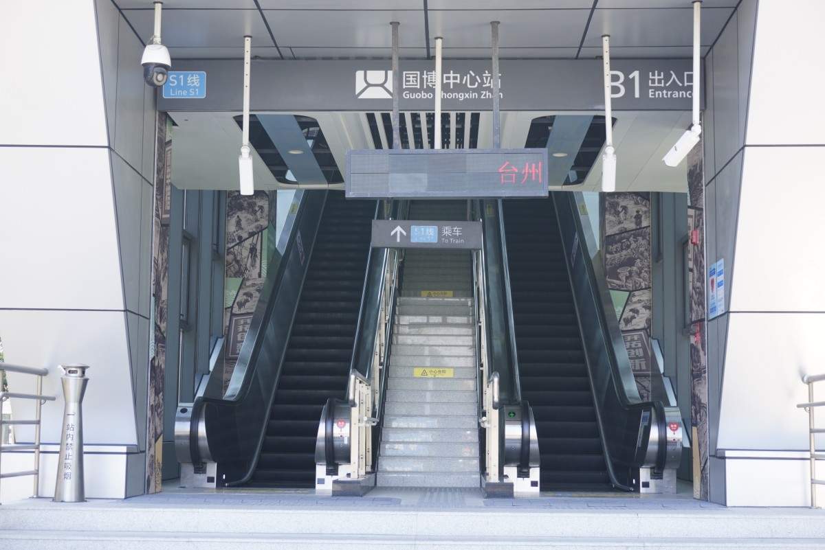 台州银泰城门口台州轻轨国博中心站和公交车站（银泰门口）(图6)
