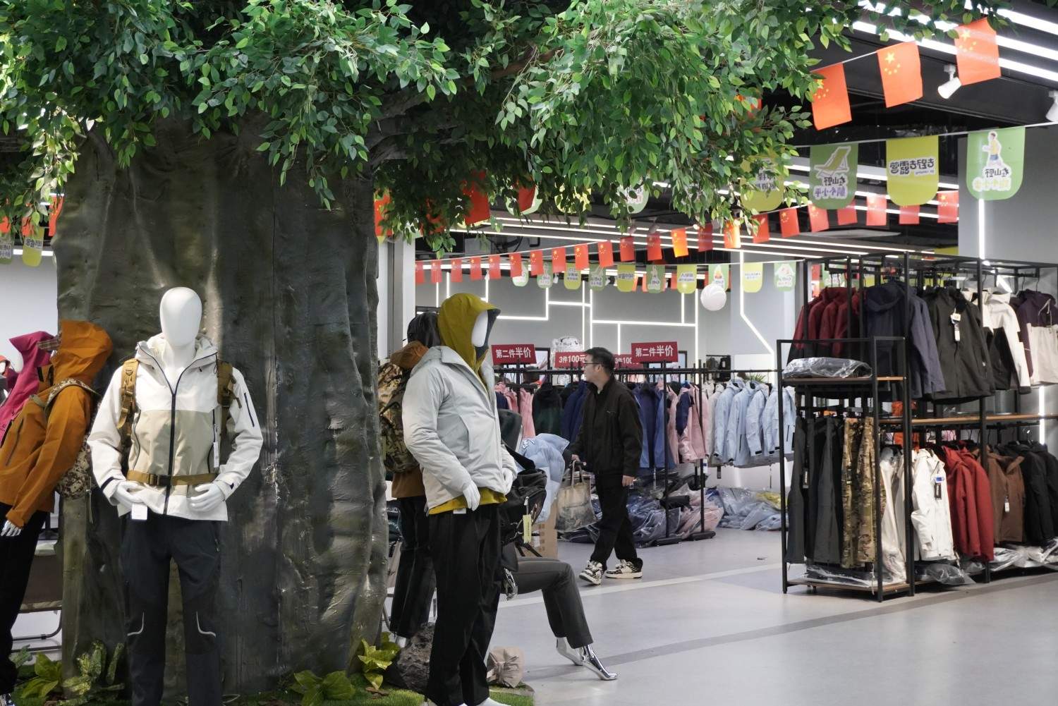 三门冲锋衣展销基地 解锁户外主题影视拍摄新场景(图2)