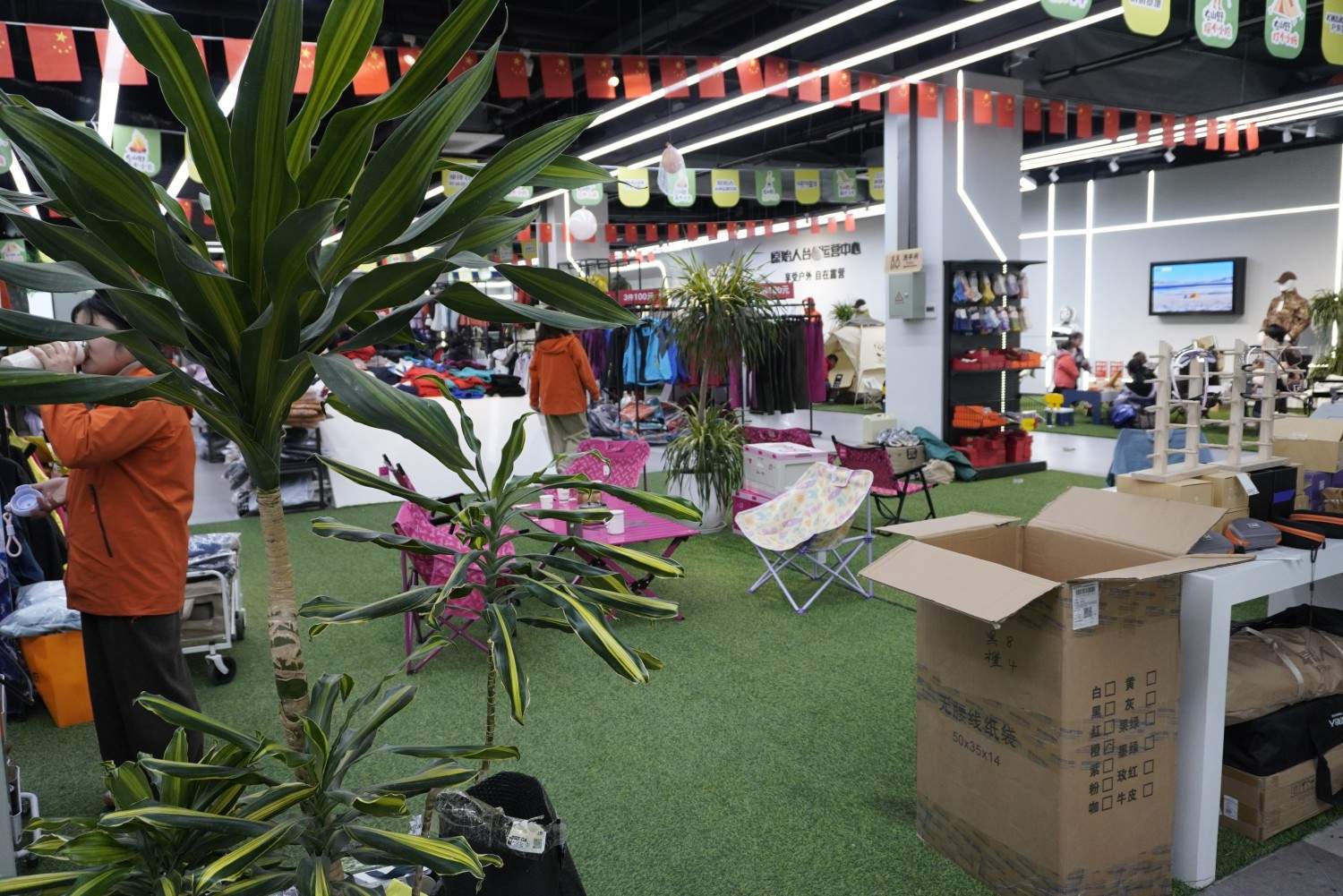 三门冲锋衣展销基地 解锁户外主题影视拍摄新场景(图4)