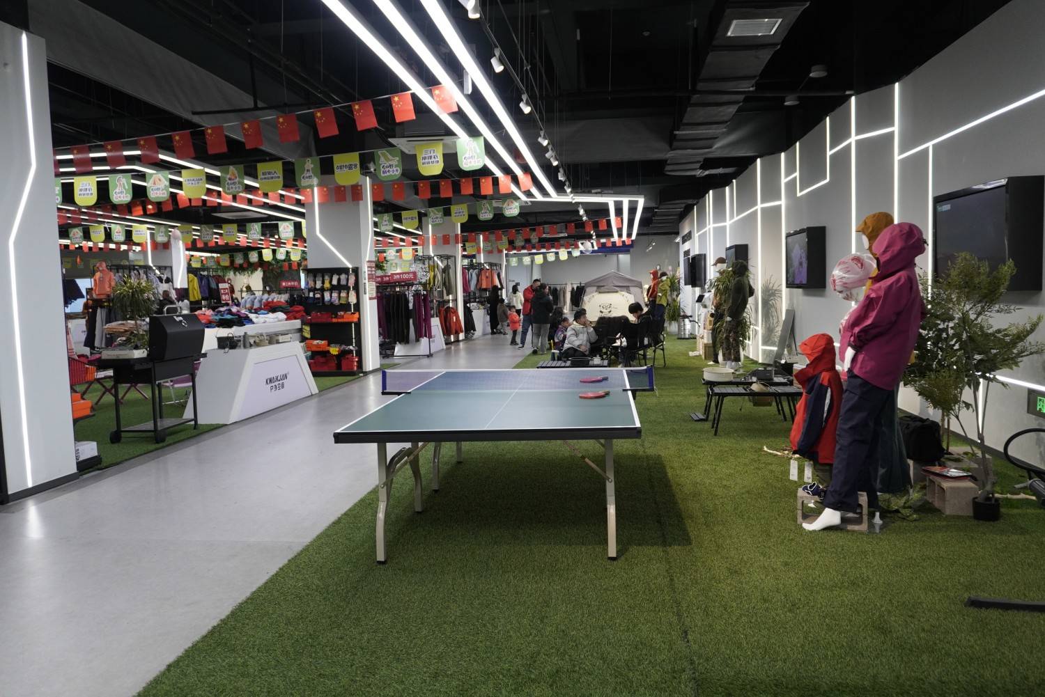 三门冲锋衣展销基地 解锁户外主题影视拍摄新场景(图6)