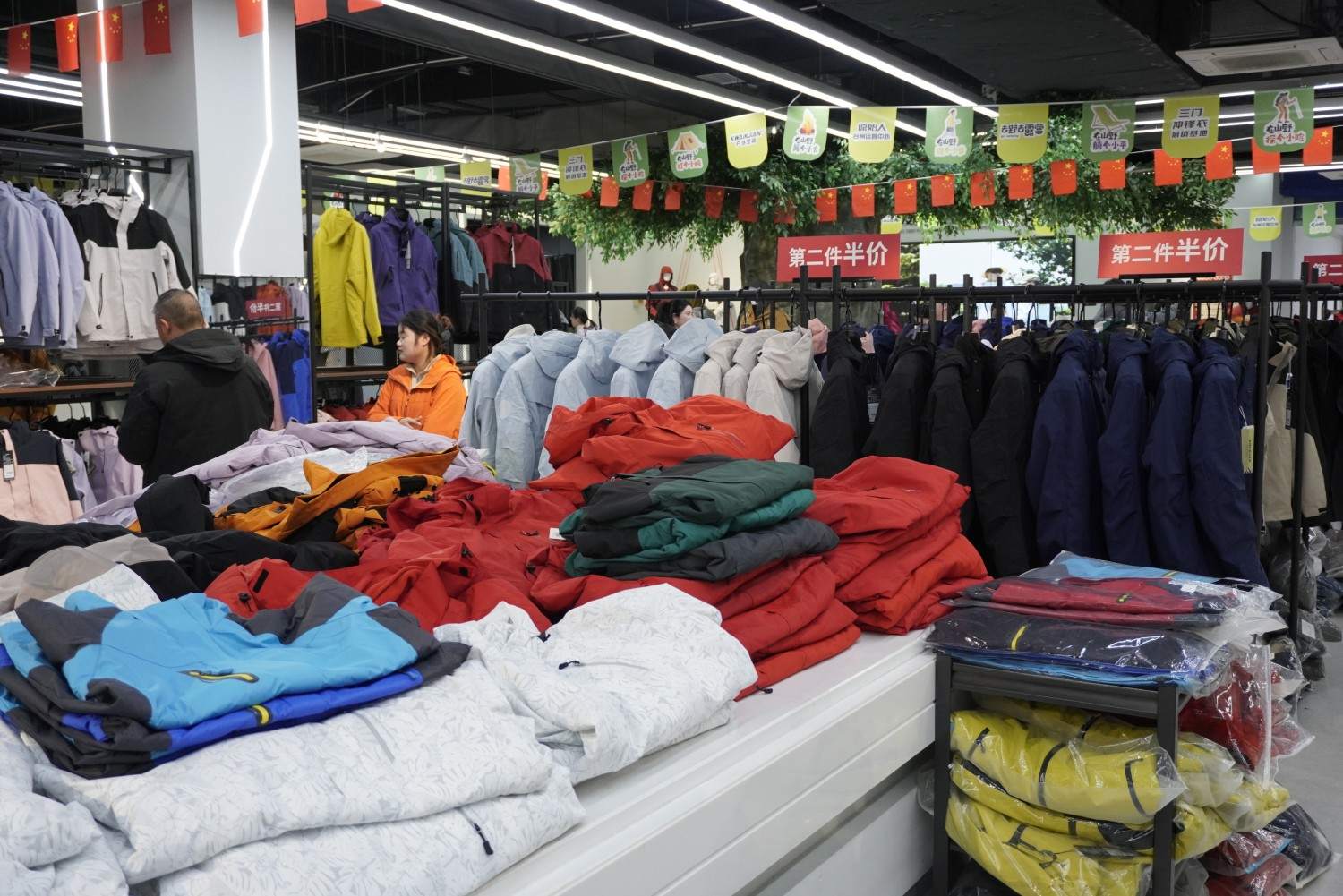 三门冲锋衣展销基地 解锁户外主题影视拍摄新场景(图10)