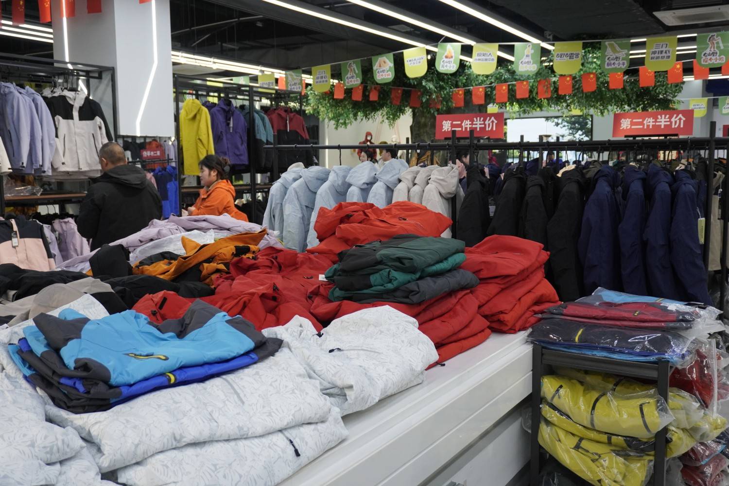 三门冲锋衣展销基地 解锁户外主题影视拍摄新场景(图11)