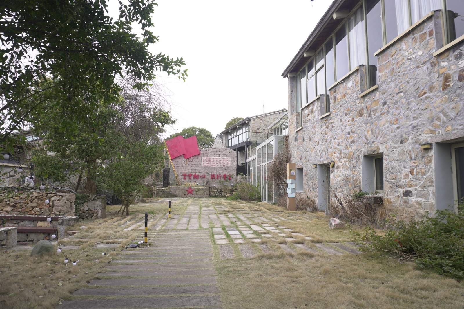 玉环福里山舍海湾度假村：海岛崖壁上的影视美学秘境(图3)