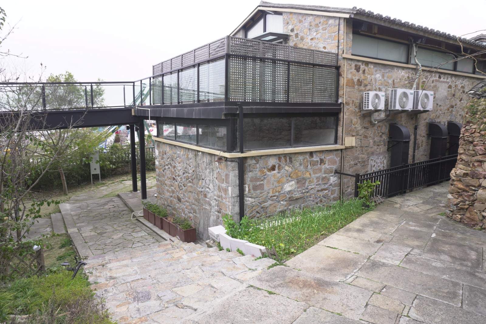 玉环福里山舍海湾度假村：海岛崖壁上的影视美学秘境(图5)
