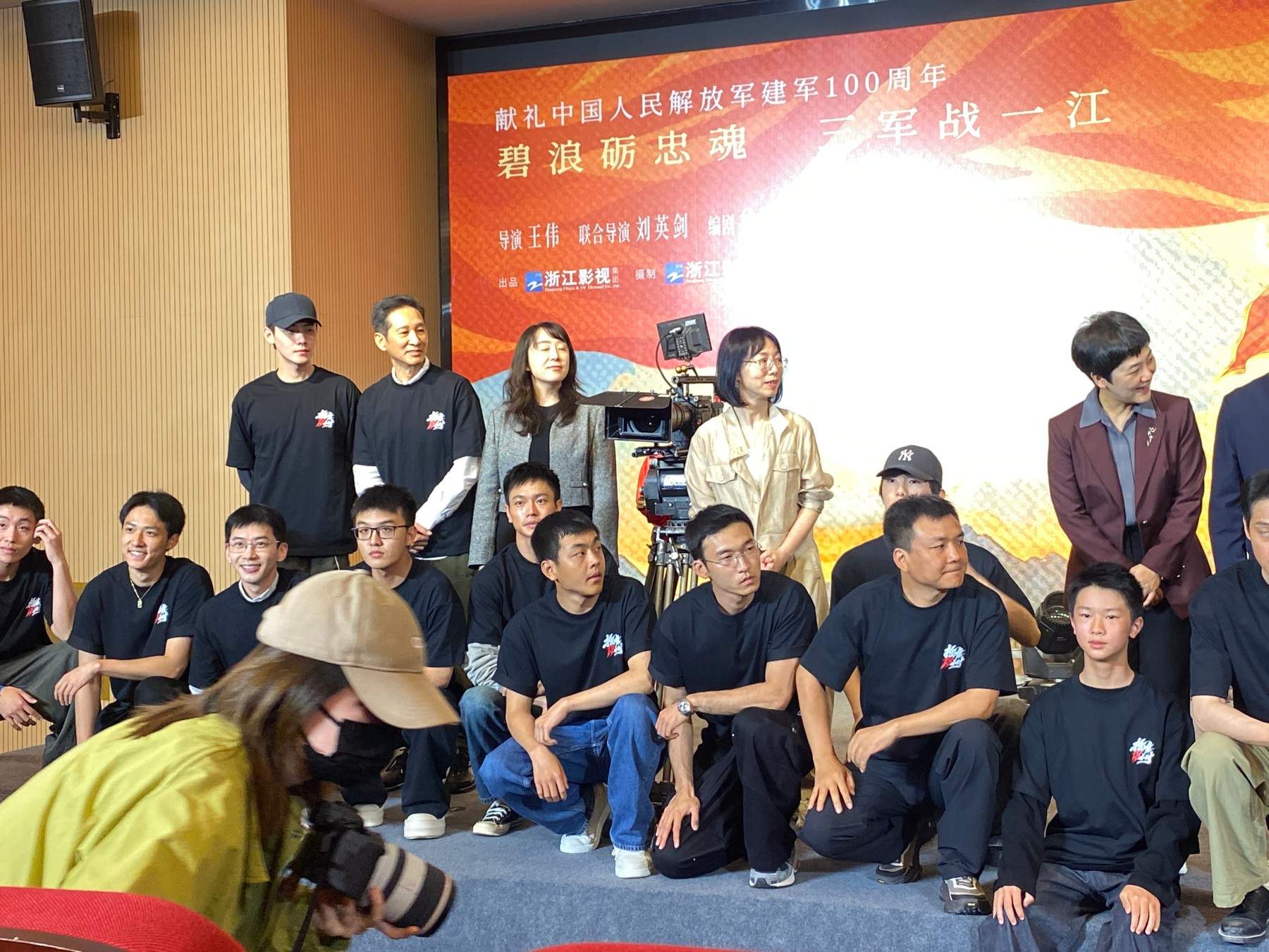 魏大勋、王劲松等主创亮相椒江 《抢滩18小时》开机背后的台州力量(图2)
