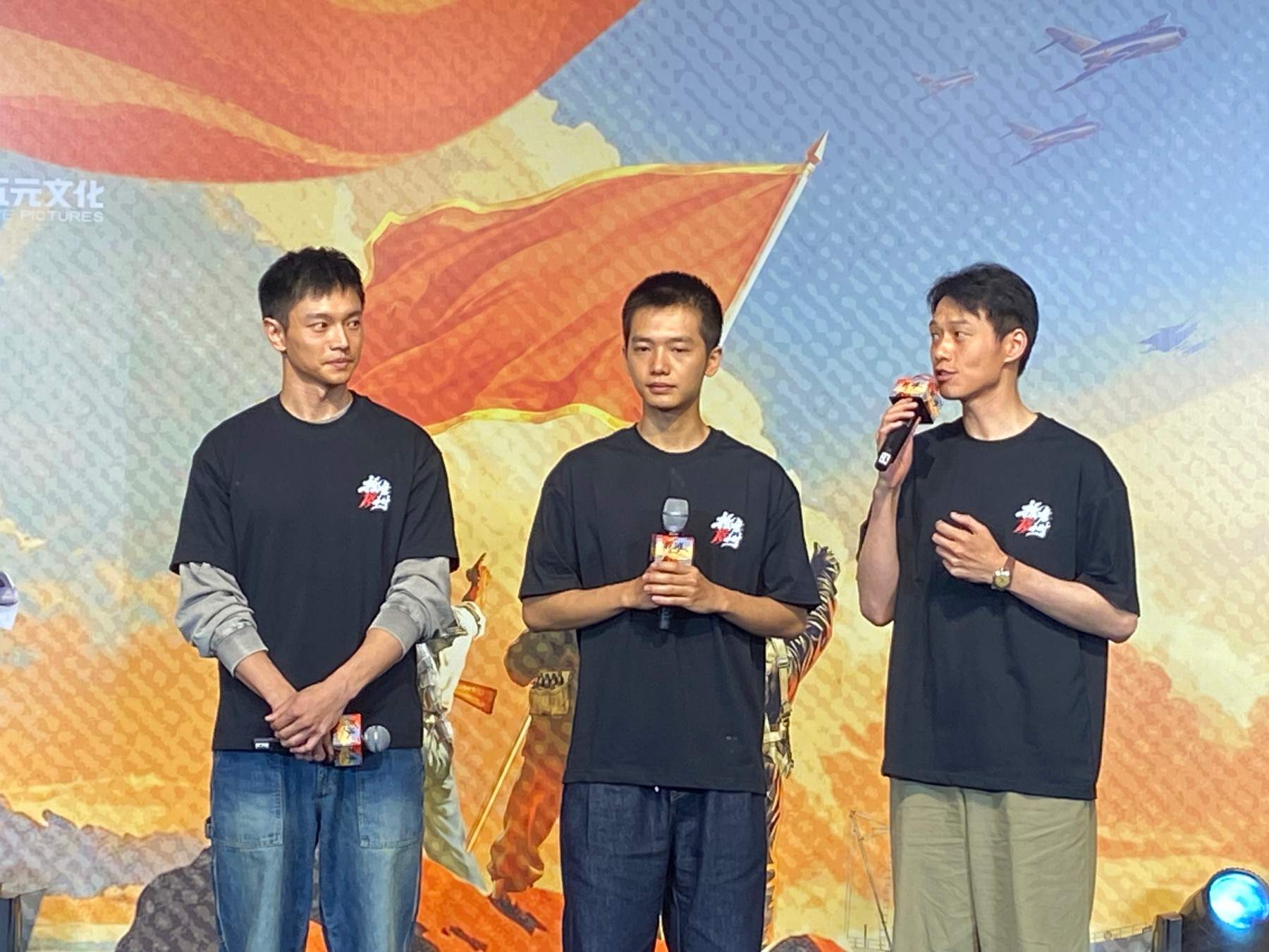 魏大勋、王劲松等主创亮相椒江 《抢滩18小时》开机背后的台州力量(图3)